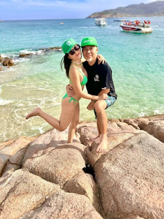 Showbiz 15/2: Nhạc sĩ Huy Tuấn đăng ảnh sexy của vợ kém 14 tuổi ảnh 1