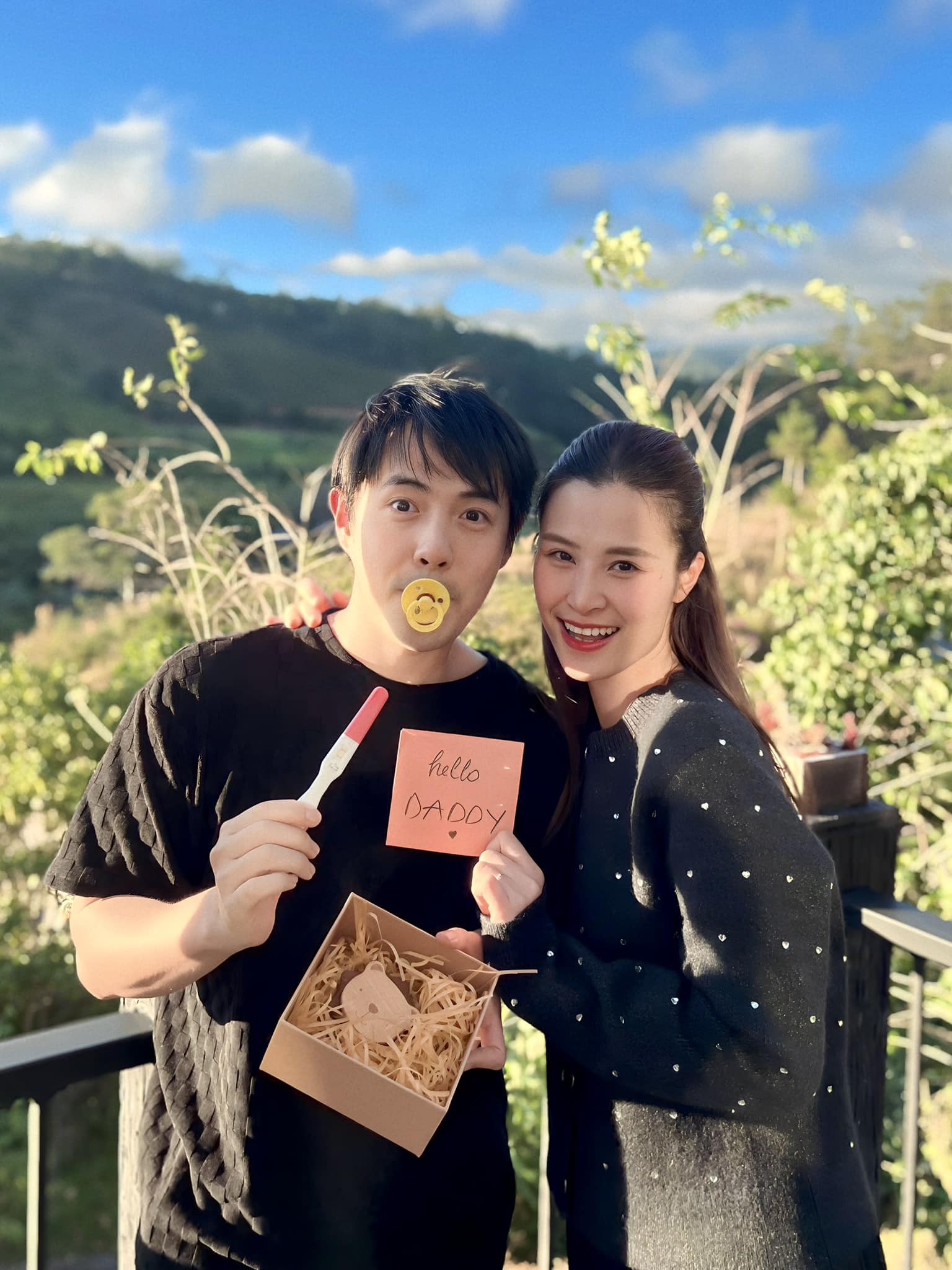 Showbiz 15/2: Nhạc sĩ Huy Tuấn đăng ảnh sexy của vợ kém 14 tuổi ảnh 3