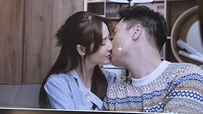 Bội thực cảnh ôm hôn trong ‘Chúng ta của 8 năm sau’ ảnh 6