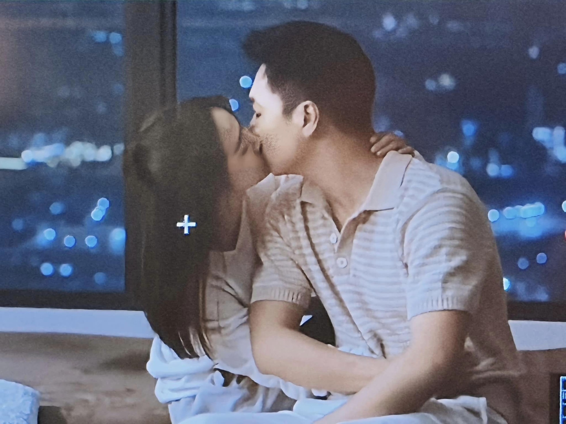 Bội thực cảnh ôm hôn trong ‘Chúng ta của 8 năm sau’ ảnh 7