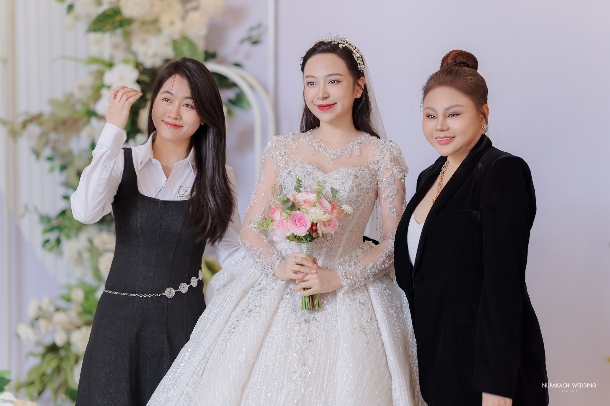 Hồng Diễm, Quỳnh Kool cùng vũ trụ VFC dự cưới diễn viên Kim Oanh ảnh 4