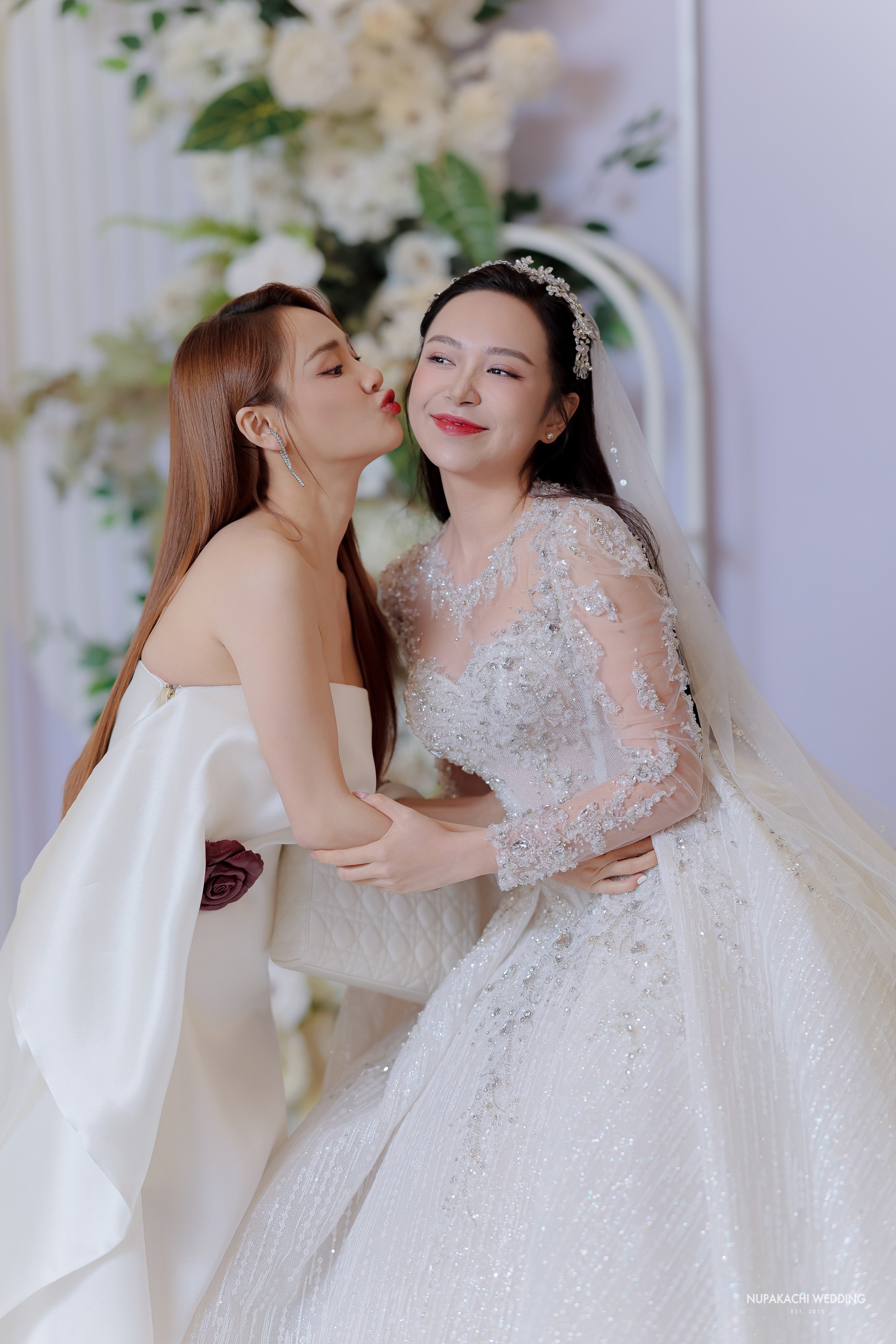 Hồng Diễm, Quỳnh Kool cùng vũ trụ VFC dự cưới diễn viên Kim Oanh ảnh 3