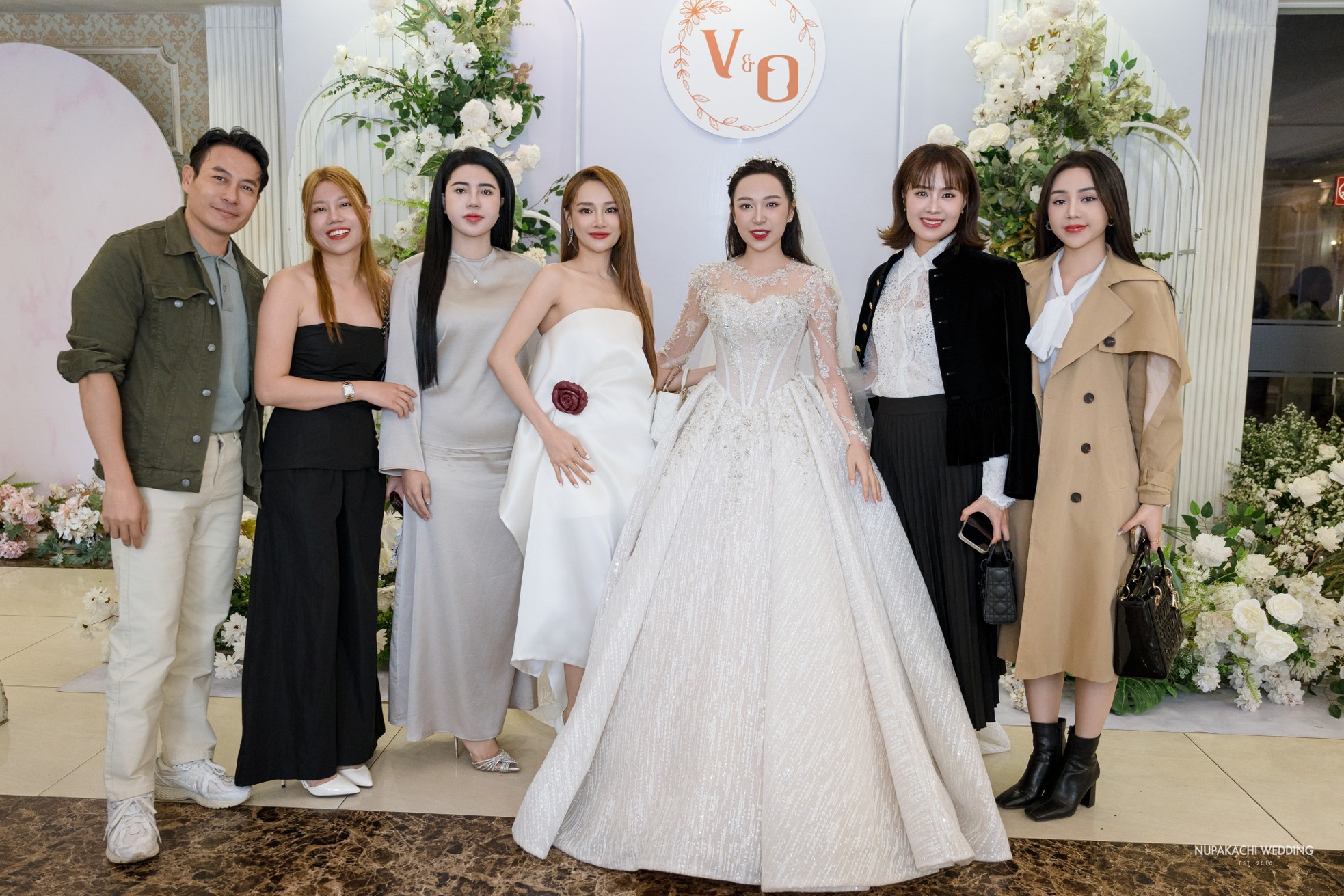 Hồng Diễm, Quỳnh Kool cùng vũ trụ VFC dự cưới diễn viên Kim Oanh ảnh 1