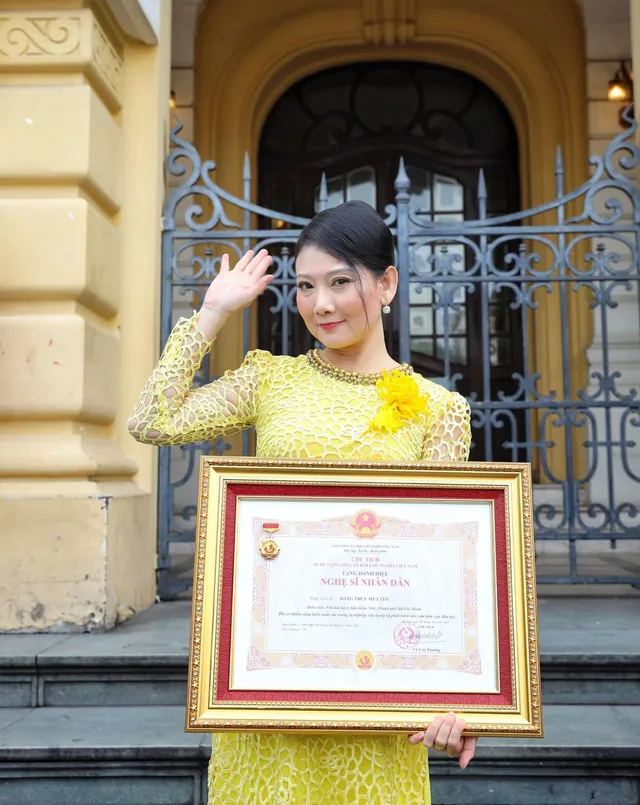 Showbiz 10/3: NSND Trần Nhượng kể lên sân khấu diễn khi bố vừa qua đời ảnh 3