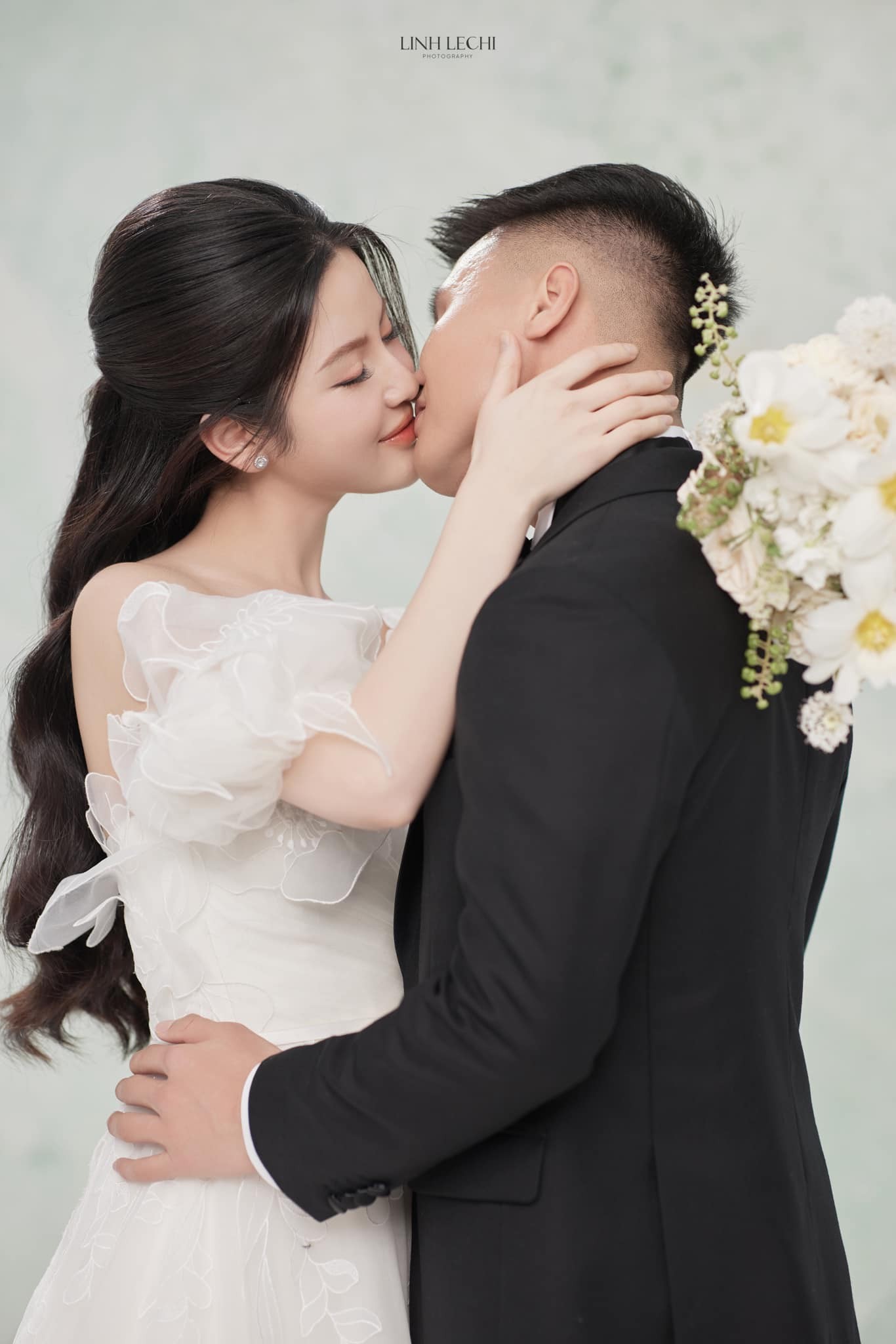Váy cưới hơn 200 triệu đồng của Chu Thanh Huyền ảnh 10