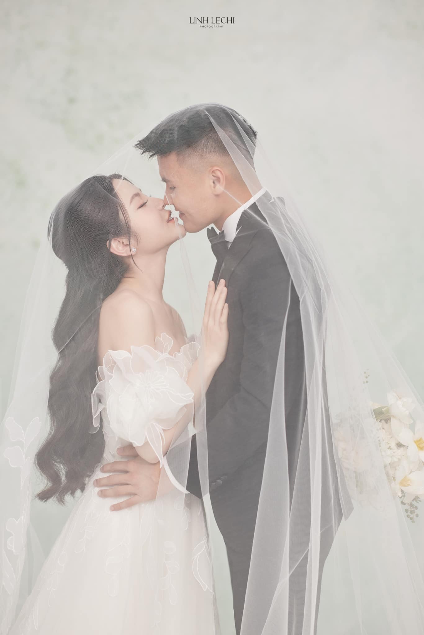 Váy cưới hơn 200 triệu đồng của Chu Thanh Huyền ảnh 12