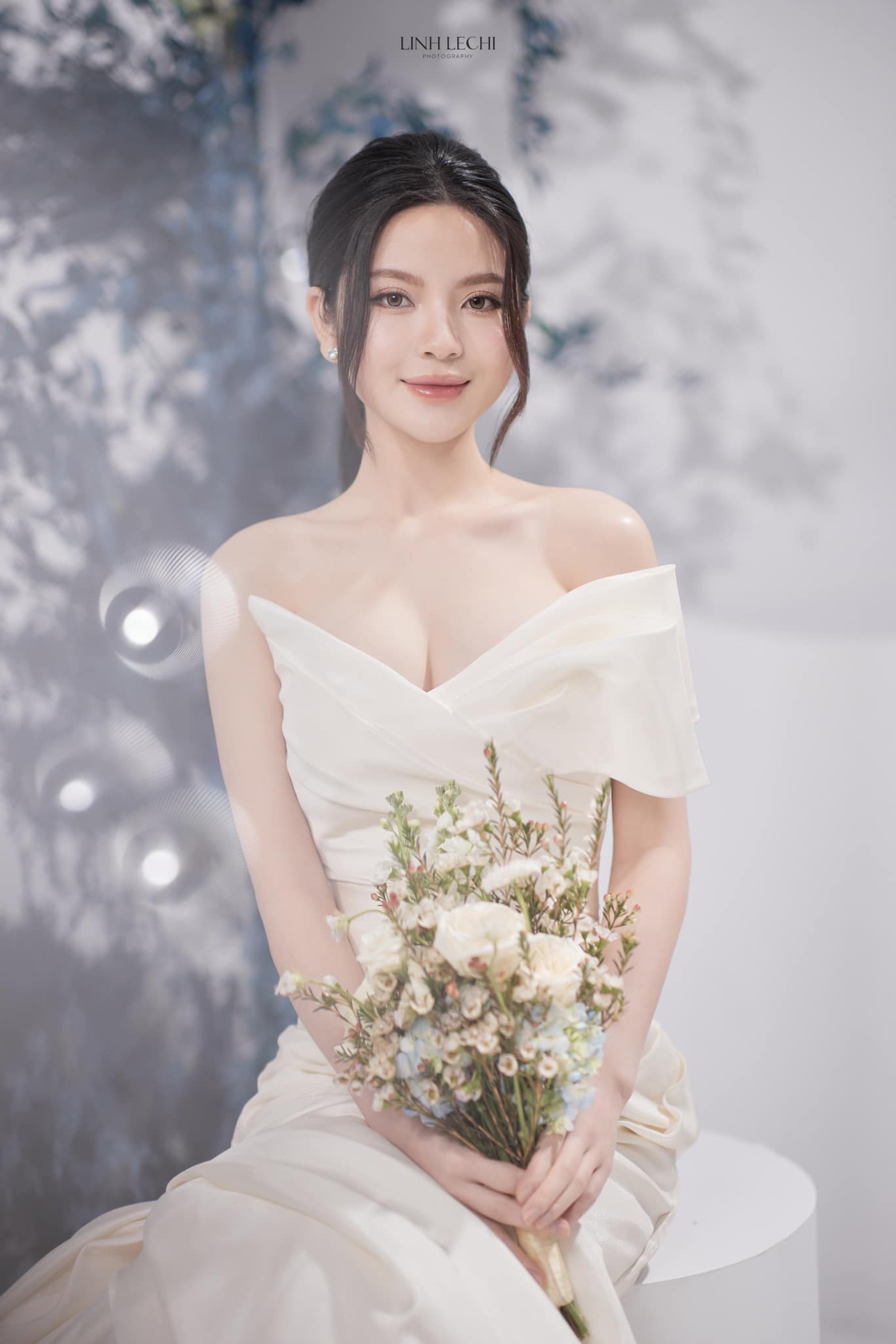 Váy cưới hơn 200 triệu đồng của Chu Thanh Huyền ảnh 13