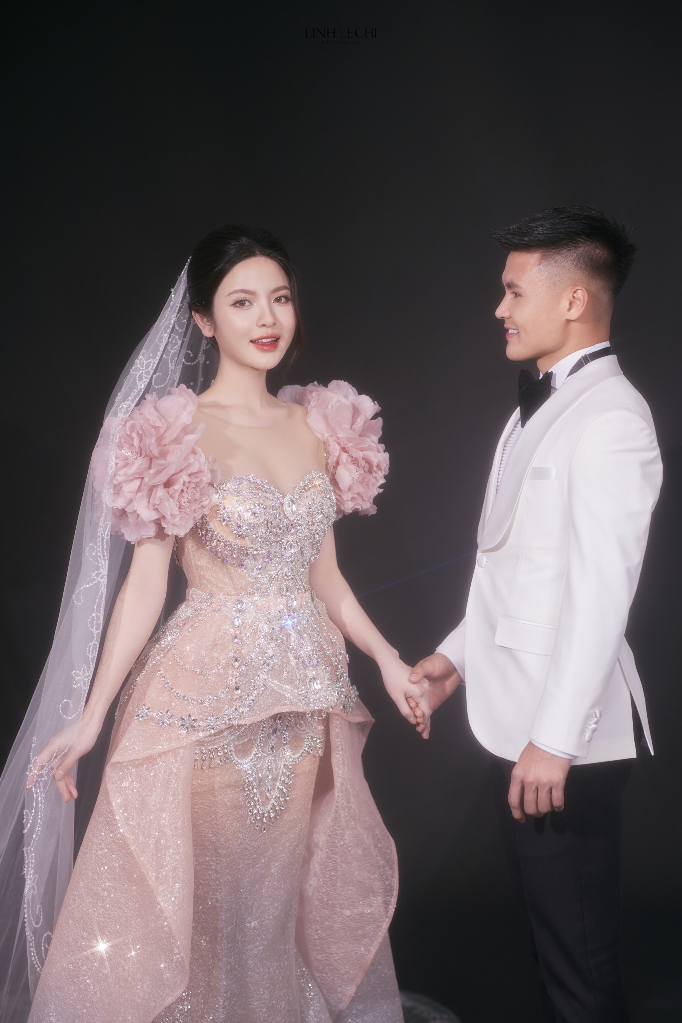 Váy cưới hơn 200 triệu đồng của Chu Thanh Huyền ảnh 8