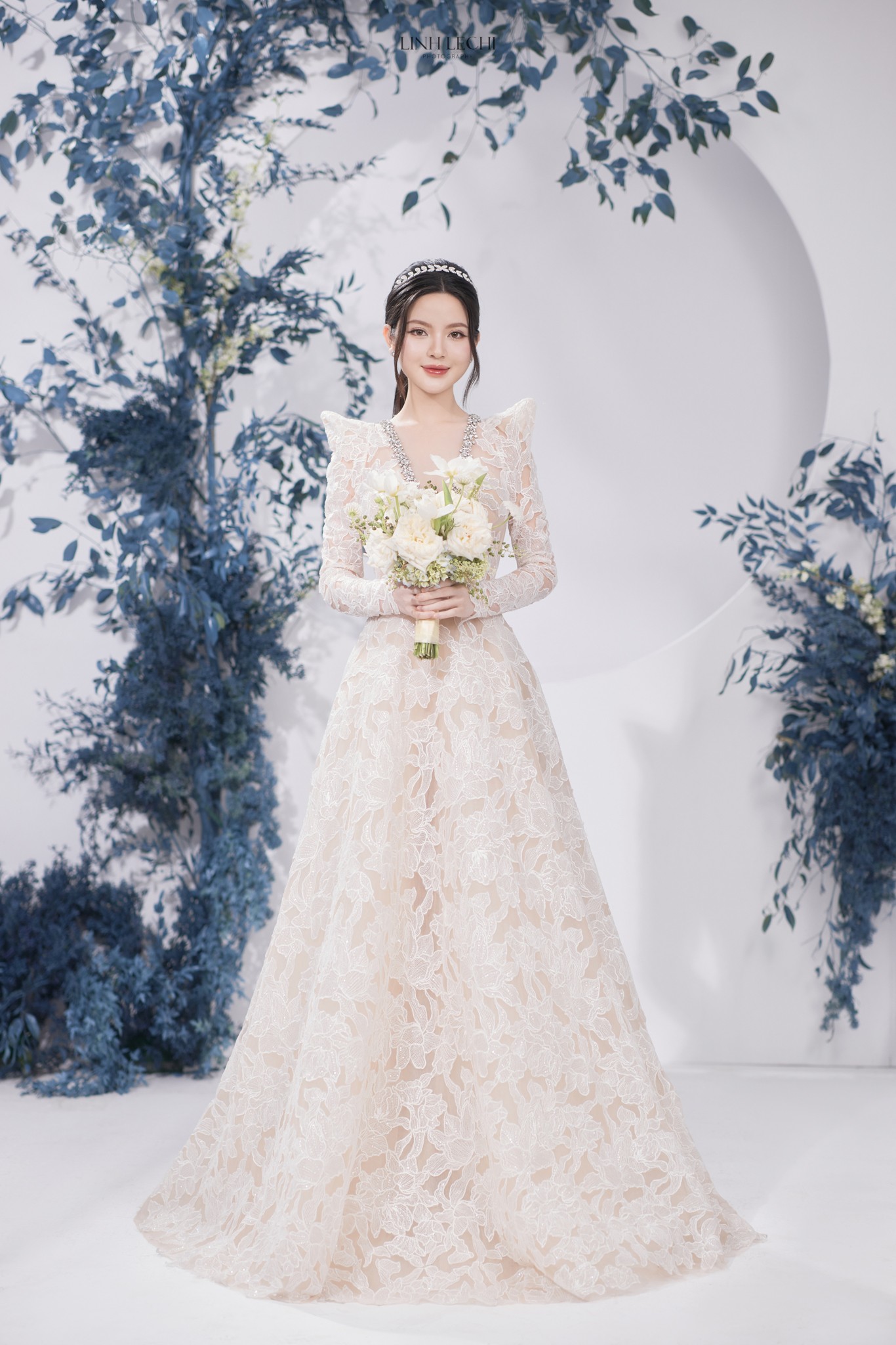 Váy cưới hơn 200 triệu đồng của Chu Thanh Huyền ảnh 4
