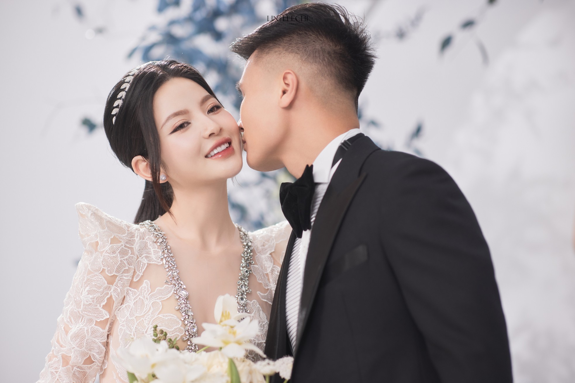 Váy cưới hơn 200 triệu đồng của Chu Thanh Huyền ảnh 1