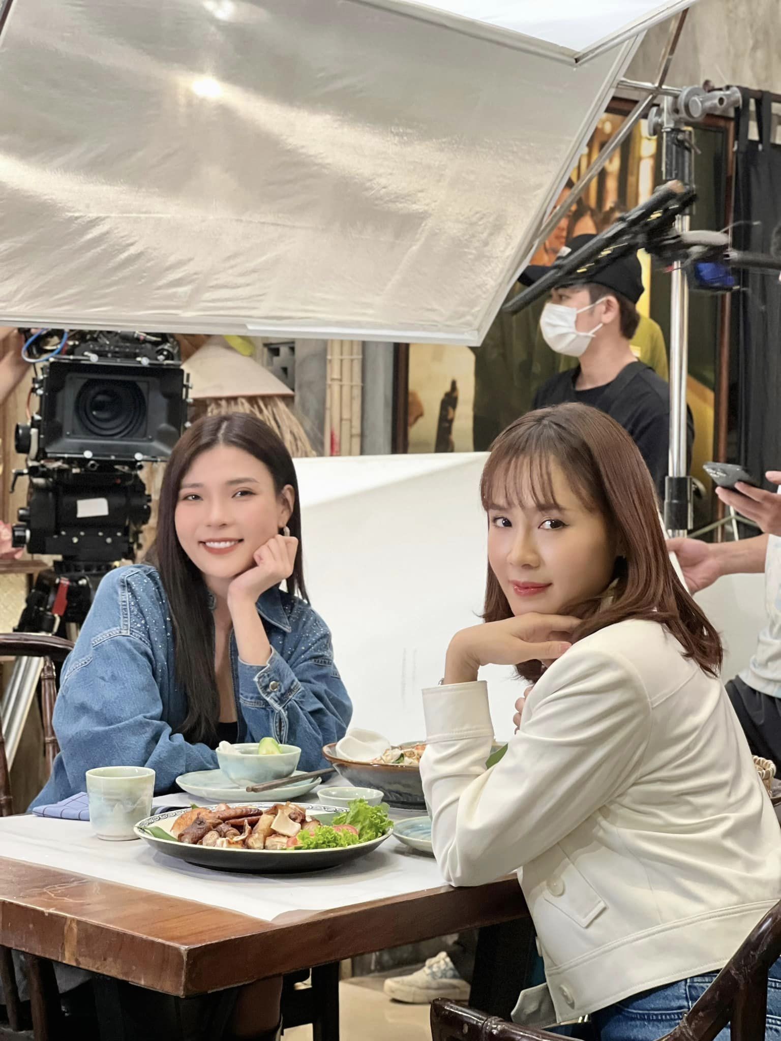 Showbiz 19/3: Bị nhận xét gương mặt đơ, Hồng Diễm nói gì? ảnh 2