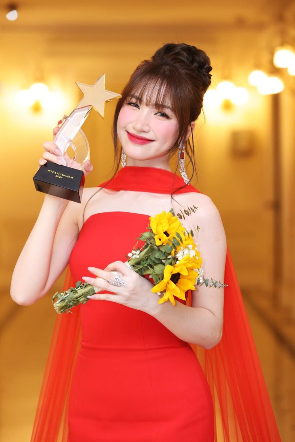 Showbiz 28/3: MC đám cưới Quang Hải - Chu Thanh Huyền là ai? ảnh 5
