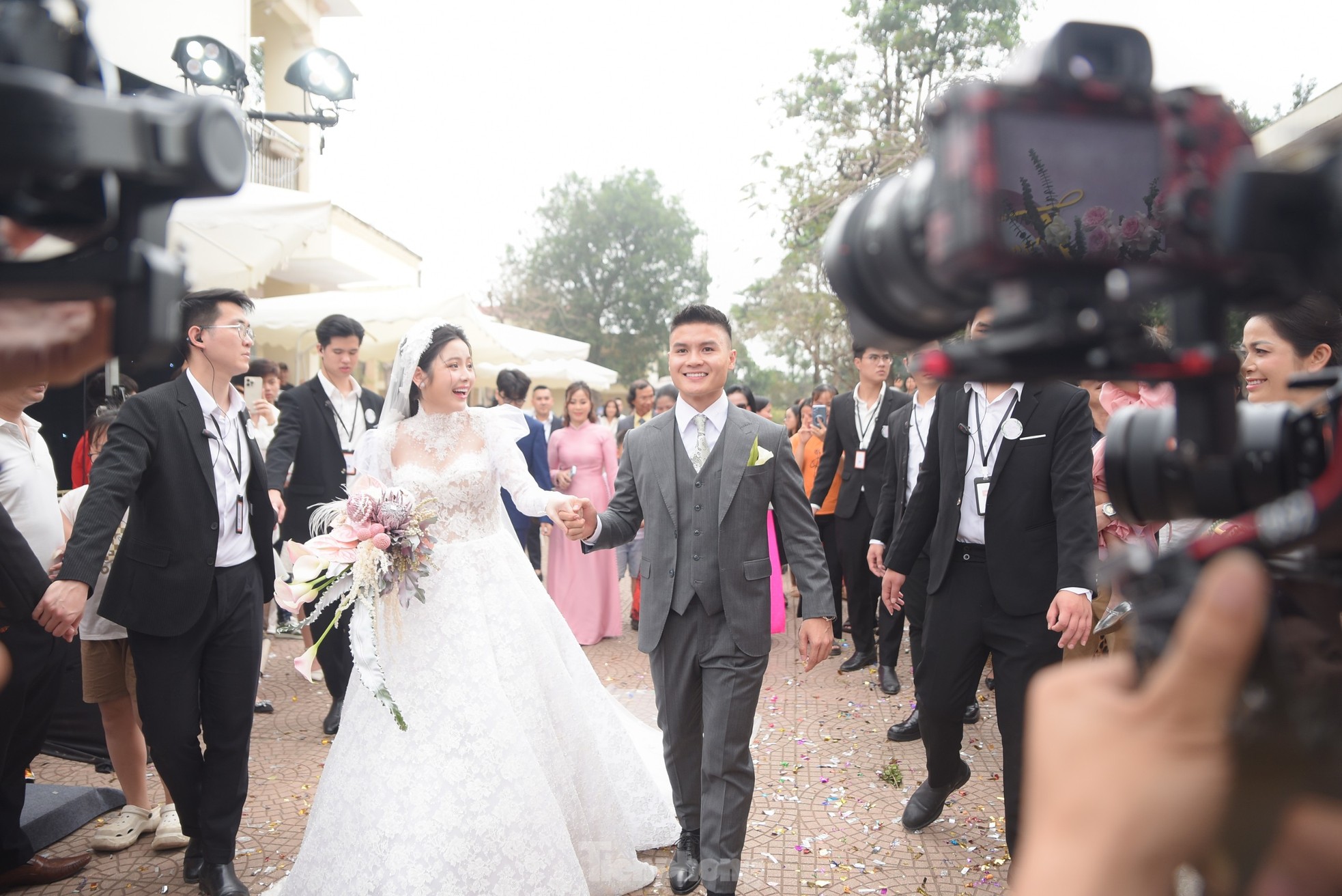 Diện váy cưới cúp ngực 150 triệu đồng, Chu Thanh Huyền rạng ngời bên Quang Hải ảnh 1