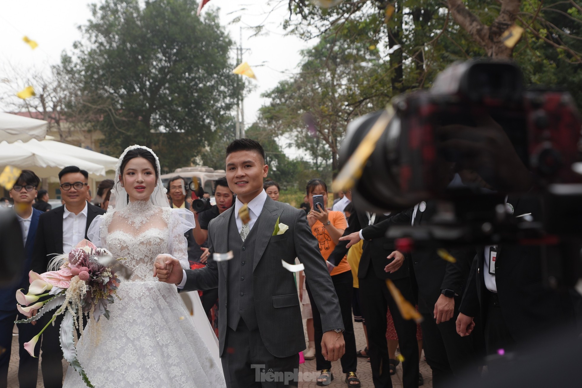 Diện váy cưới cúp ngực 150 triệu đồng, Chu Thanh Huyền rạng ngời bên Quang Hải ảnh 4