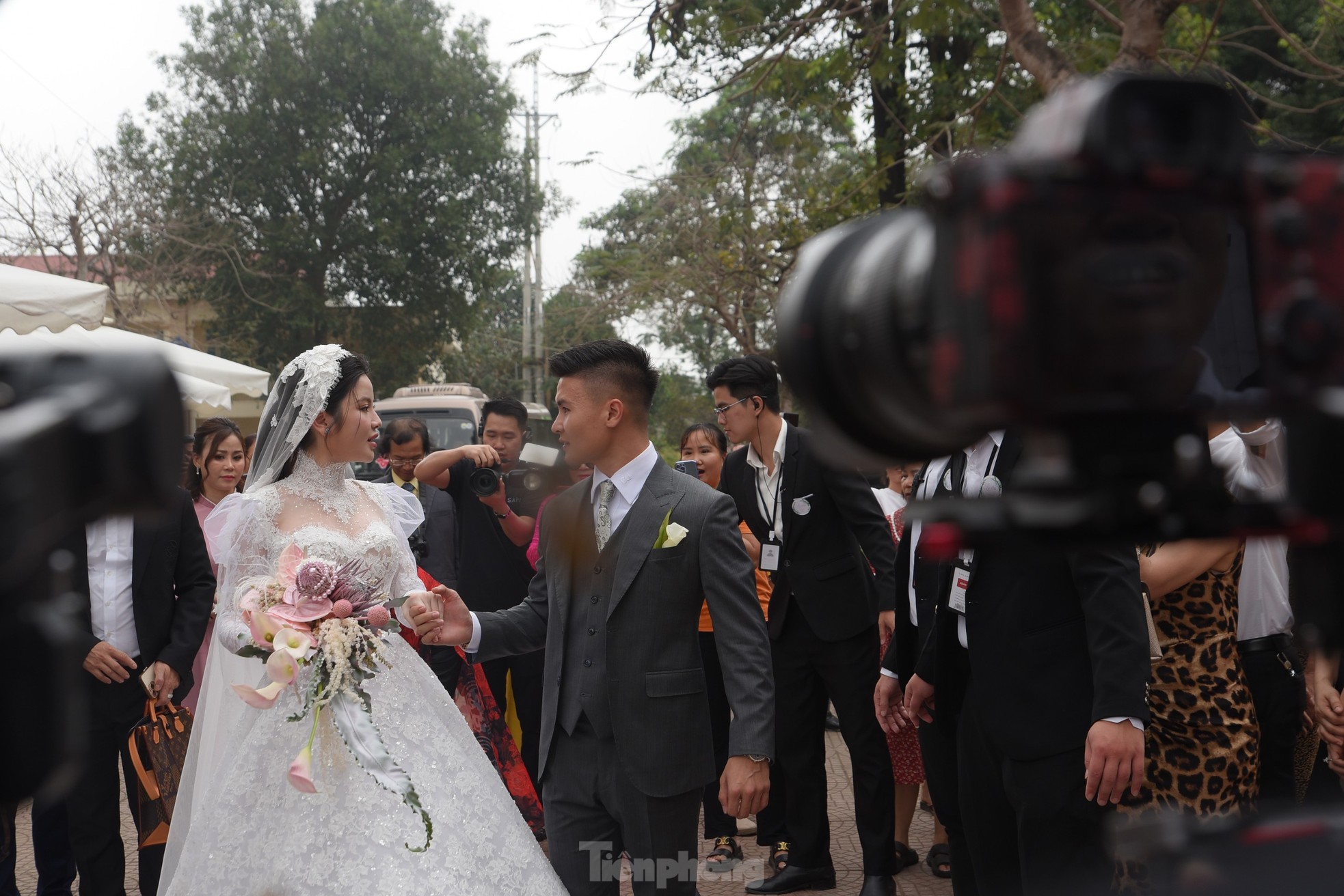 Diện váy cưới cúp ngực 150 triệu đồng, Chu Thanh Huyền rạng ngời bên Quang Hải ảnh 3