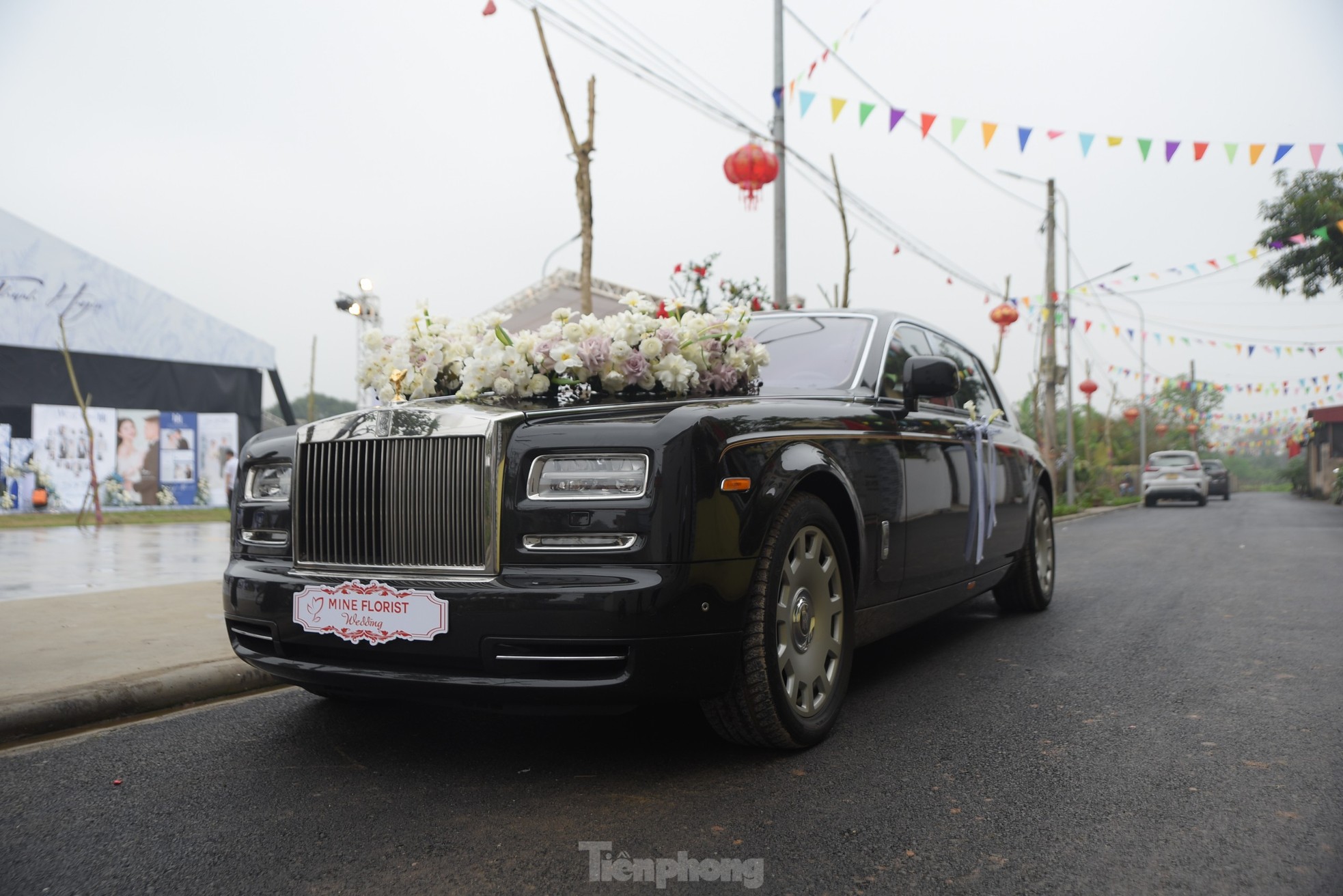 Quang Hải dùng xe 16 tỷ đồng đón cô dâu Chu Thanh Huyền