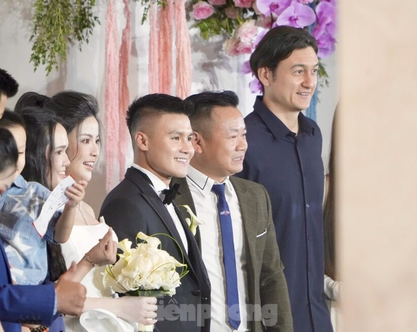 Đặng Văn Lâm và bạn gái Yến Xuân dự cưới Quang Hải ảnh 1