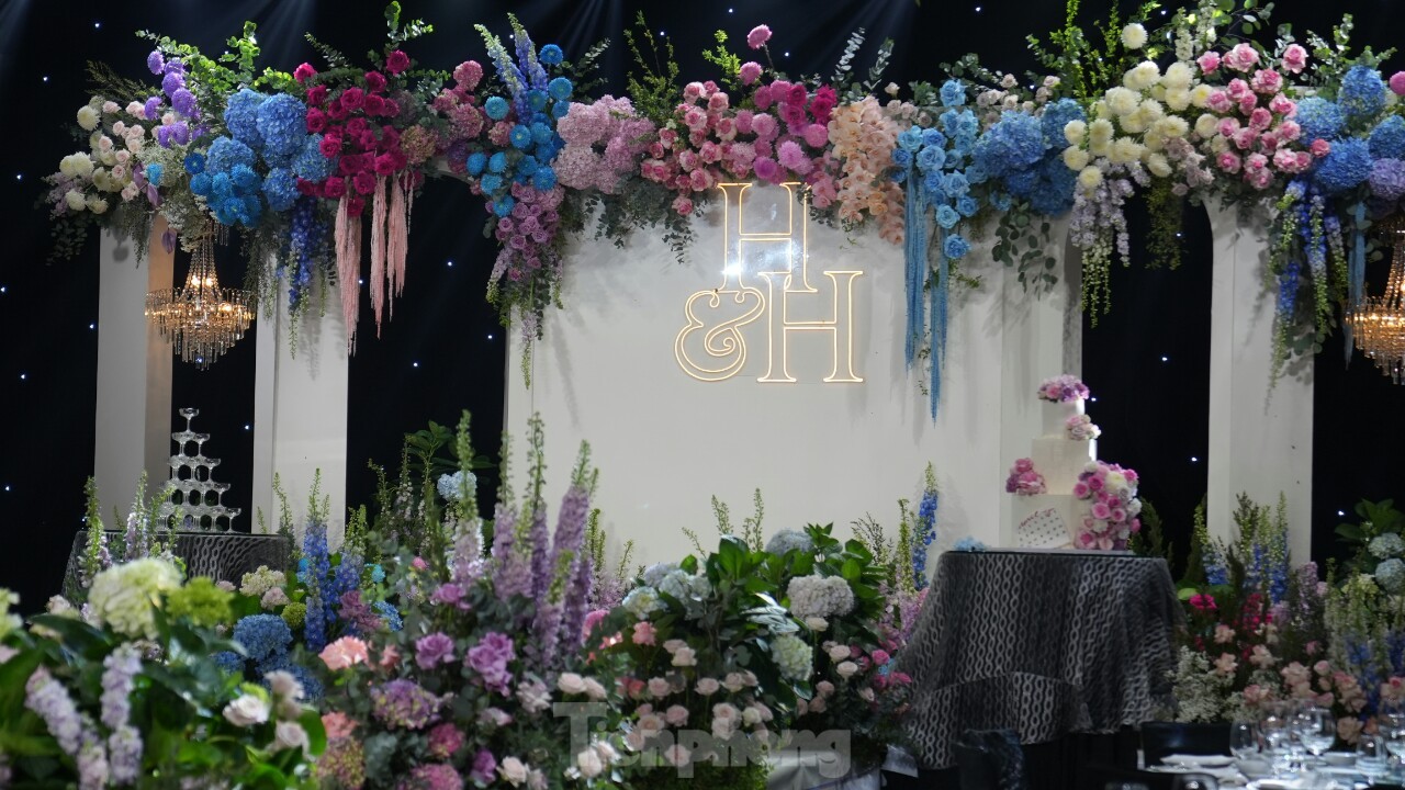 Không gian tiệc cưới 10.000 bông hoa tươi của Quang Hải – Chu Thanh Huyền ảnh 2