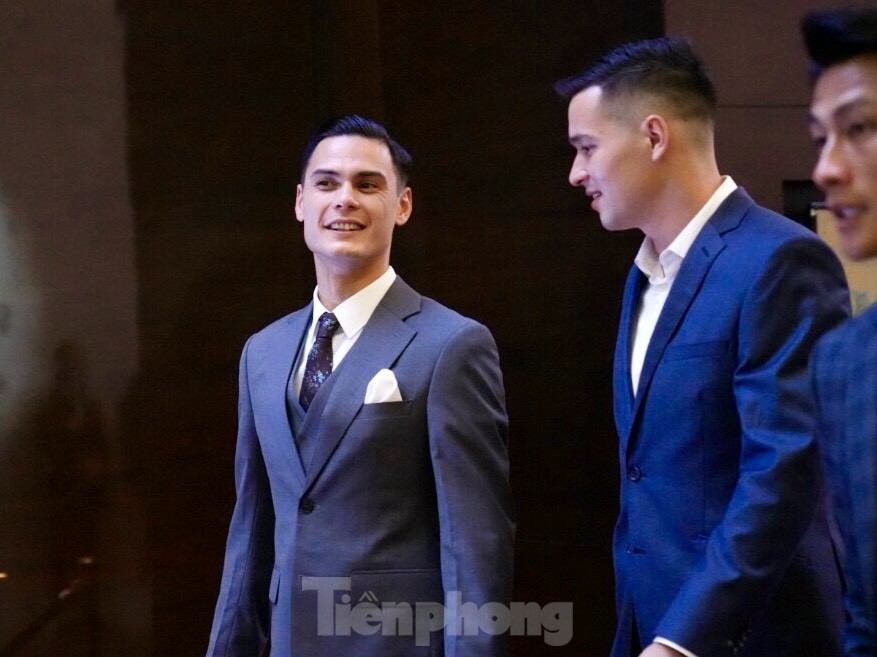 Đặng Văn Lâm và bạn gái Yến Xuân dự cưới Quang Hải ảnh 3