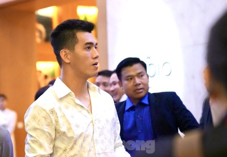Đặng Văn Lâm và bạn gái Yến Xuân dự cưới Quang Hải ảnh 4