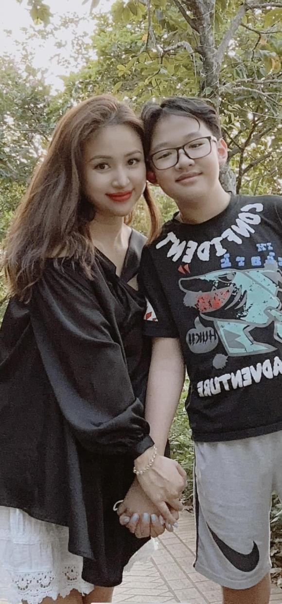 Showbiz 11/4: Vợ mới và vợ cũ Bằng Kiều chung khung hình ảnh 3