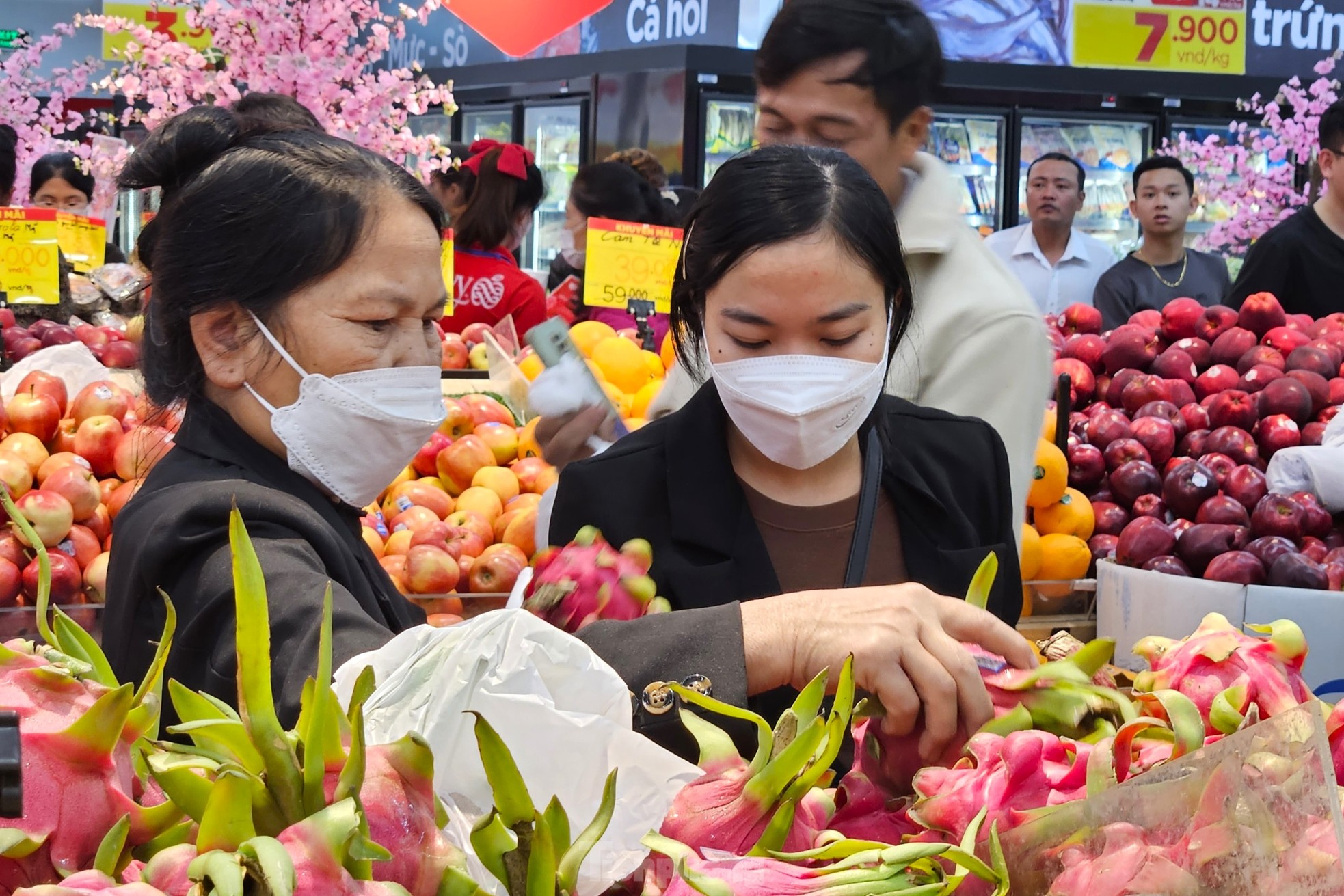 Cảnh trái ngược giữa siêu thị và chợ truyền thống ngày giáp Tết ảnh 6