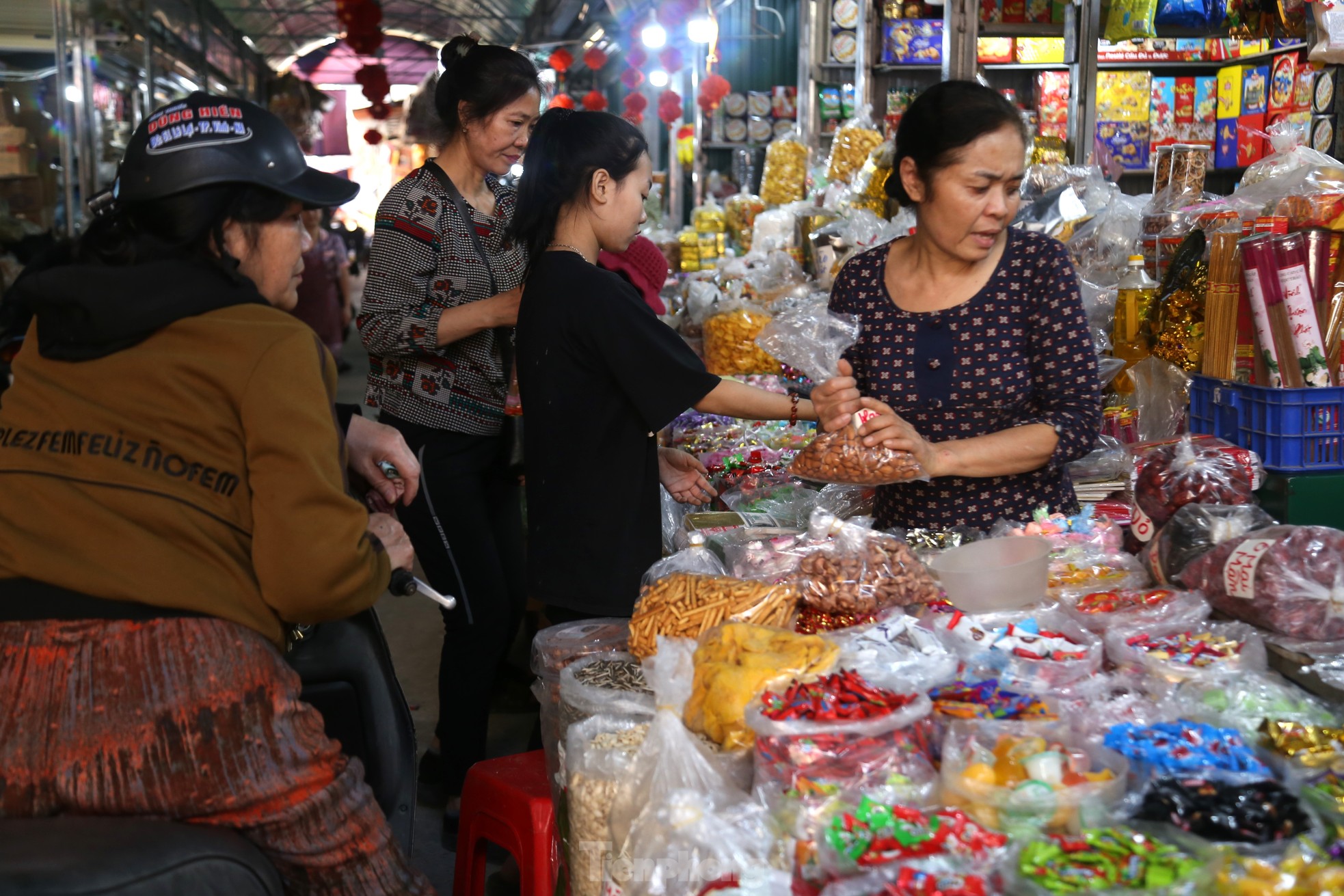 Cảnh trái ngược giữa siêu thị và chợ truyền thống ngày giáp Tết ảnh 15