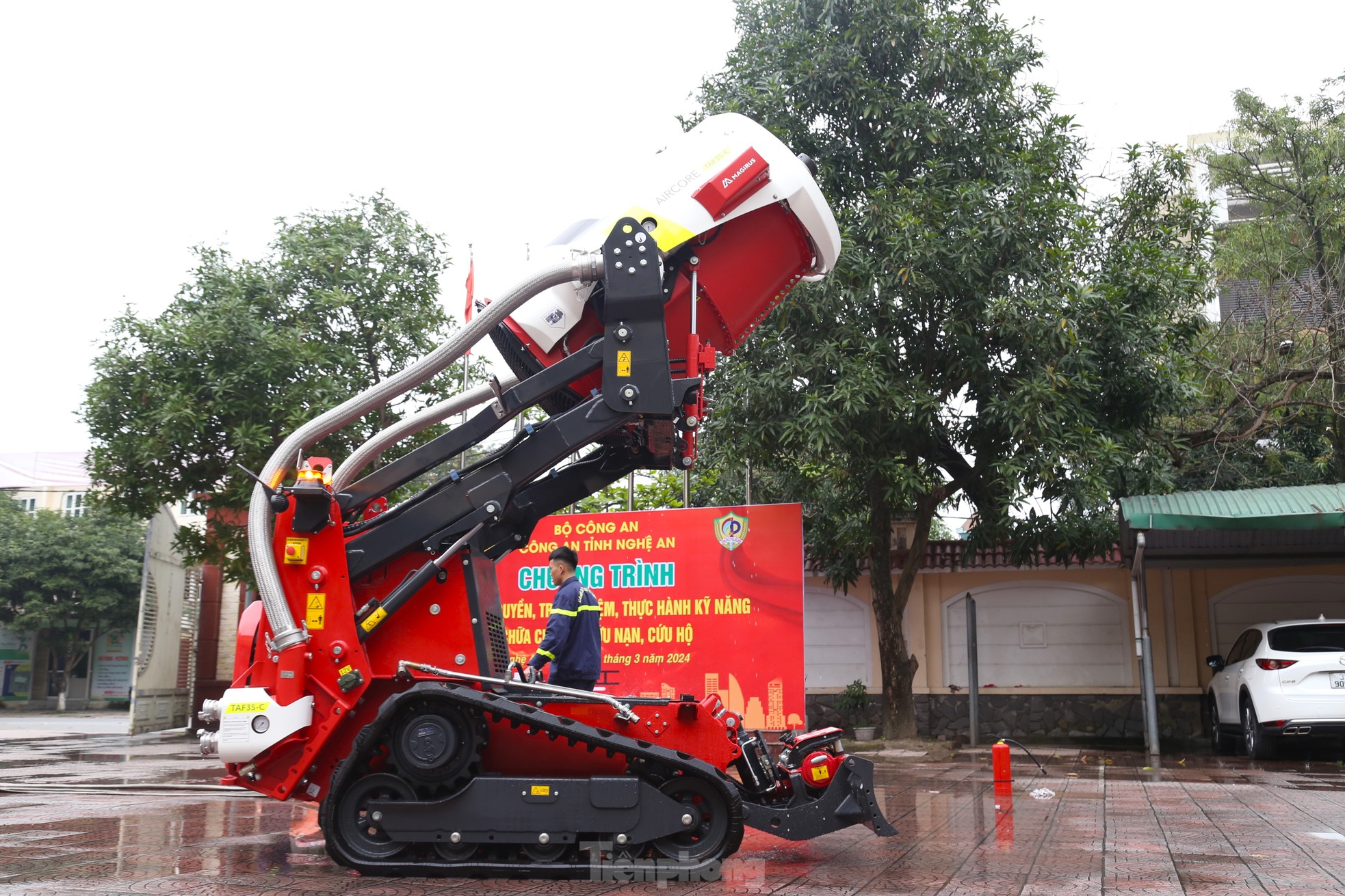 Trải nghiệm làm lính cứu hỏa, lần đầu xem 'siêu' robot chữa cháy hoạt động ảnh 10