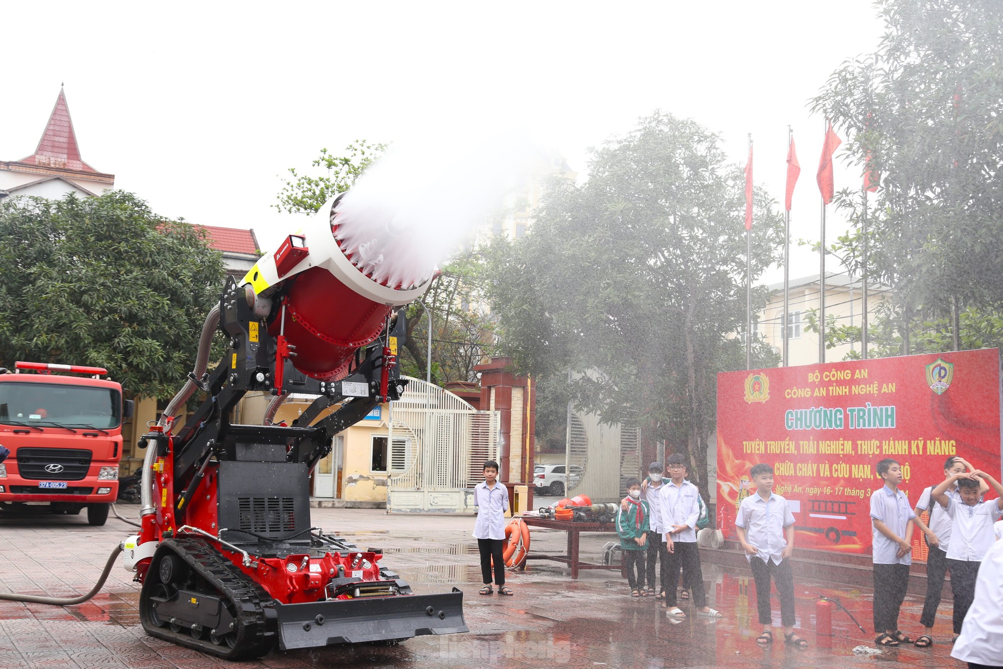 Trải nghiệm làm lính cứu hỏa, lần đầu xem 'siêu' robot chữa cháy hoạt động ảnh 7