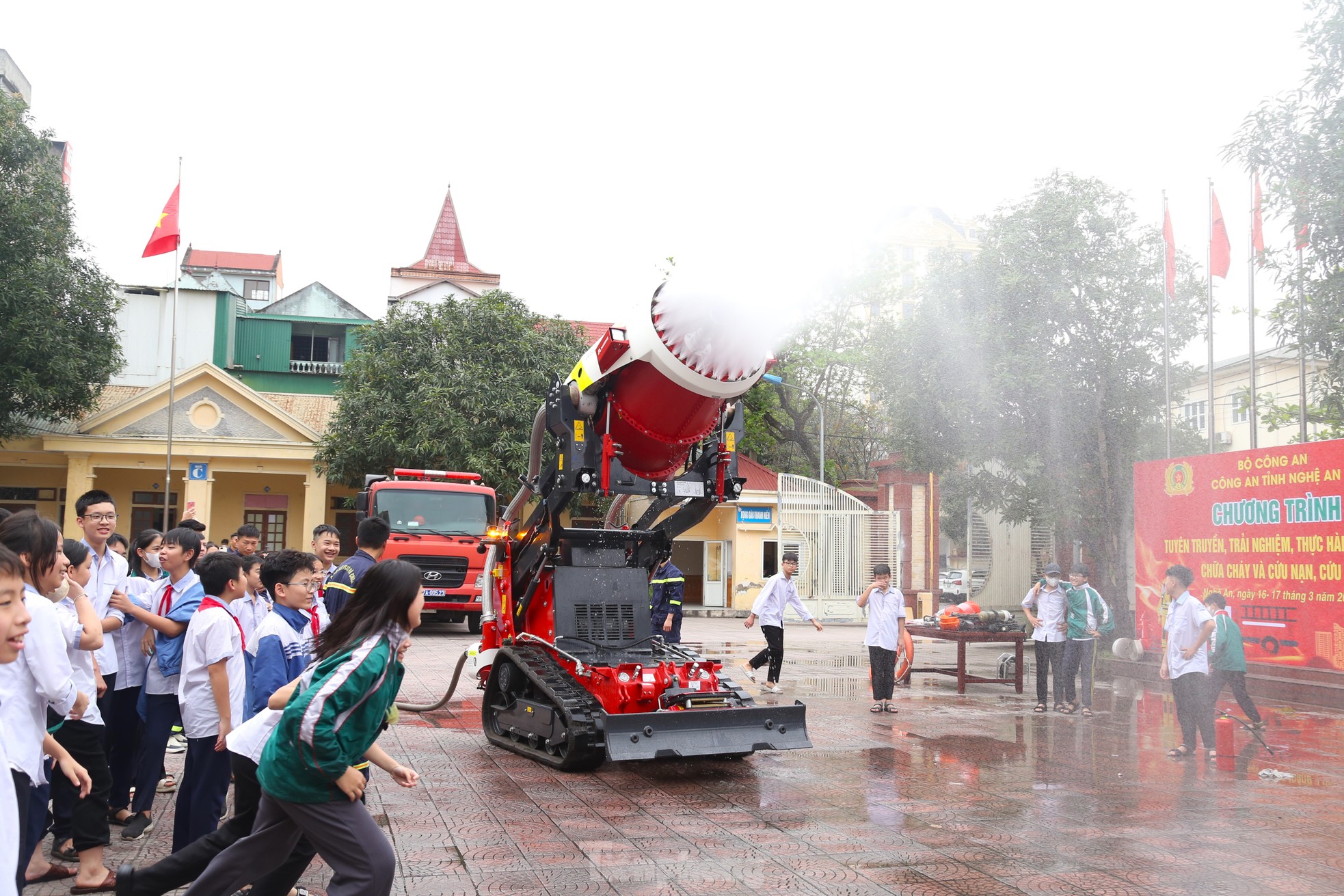 Trải nghiệm làm lính cứu hỏa, lần đầu xem 'siêu' robot chữa cháy hoạt động ảnh 4