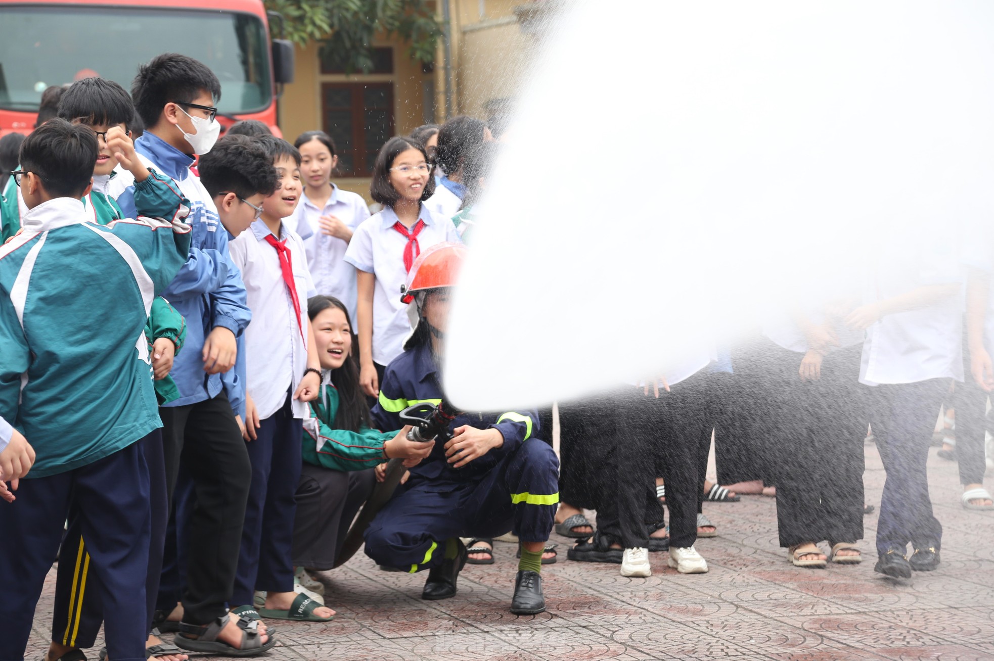Trải nghiệm làm lính cứu hỏa, lần đầu xem 'siêu' robot chữa cháy hoạt động ảnh 11