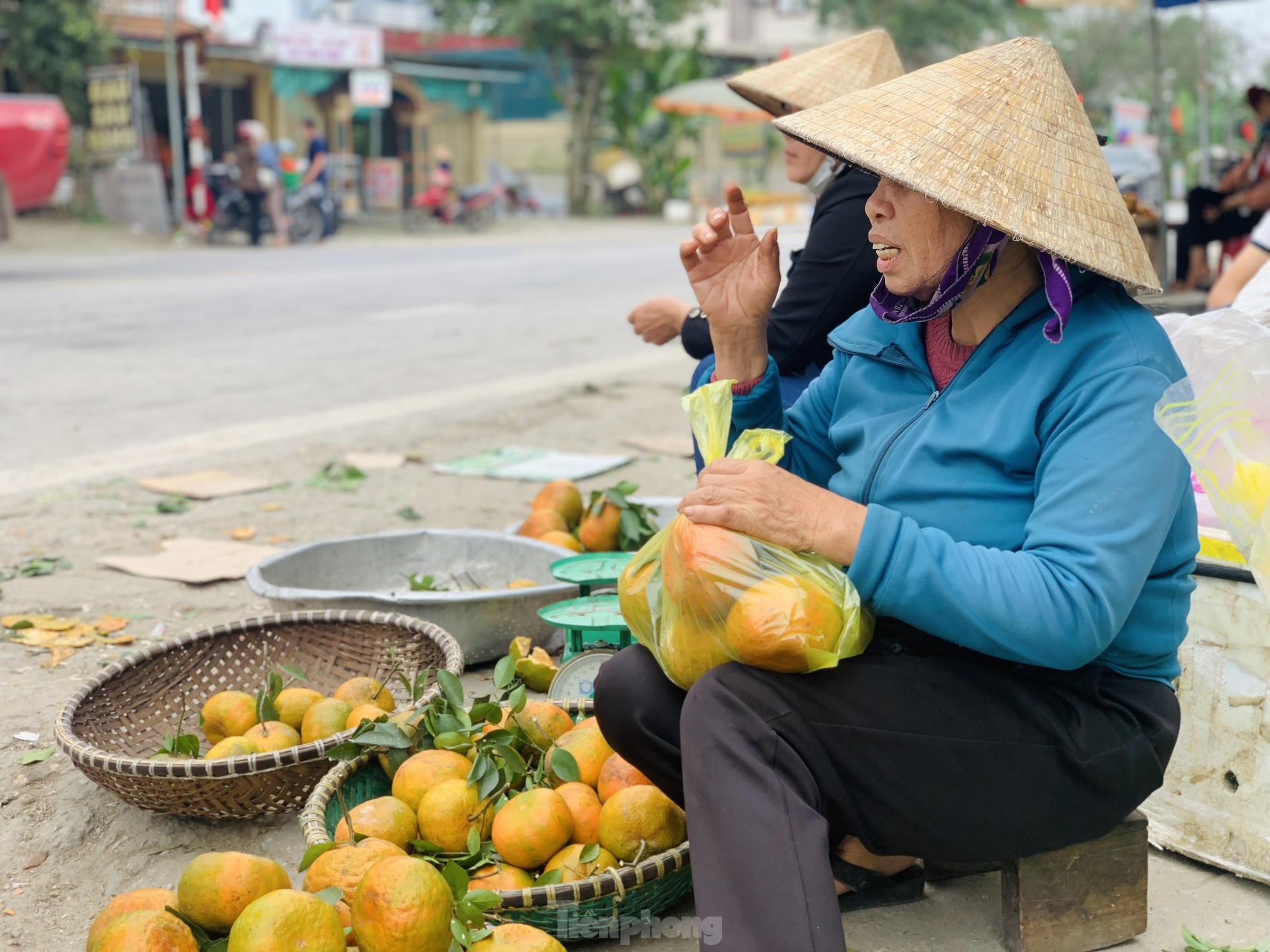 Đặc sản cam bù nhộn nhịp sau Tết, giá cao vẫn đắt khách ảnh 3