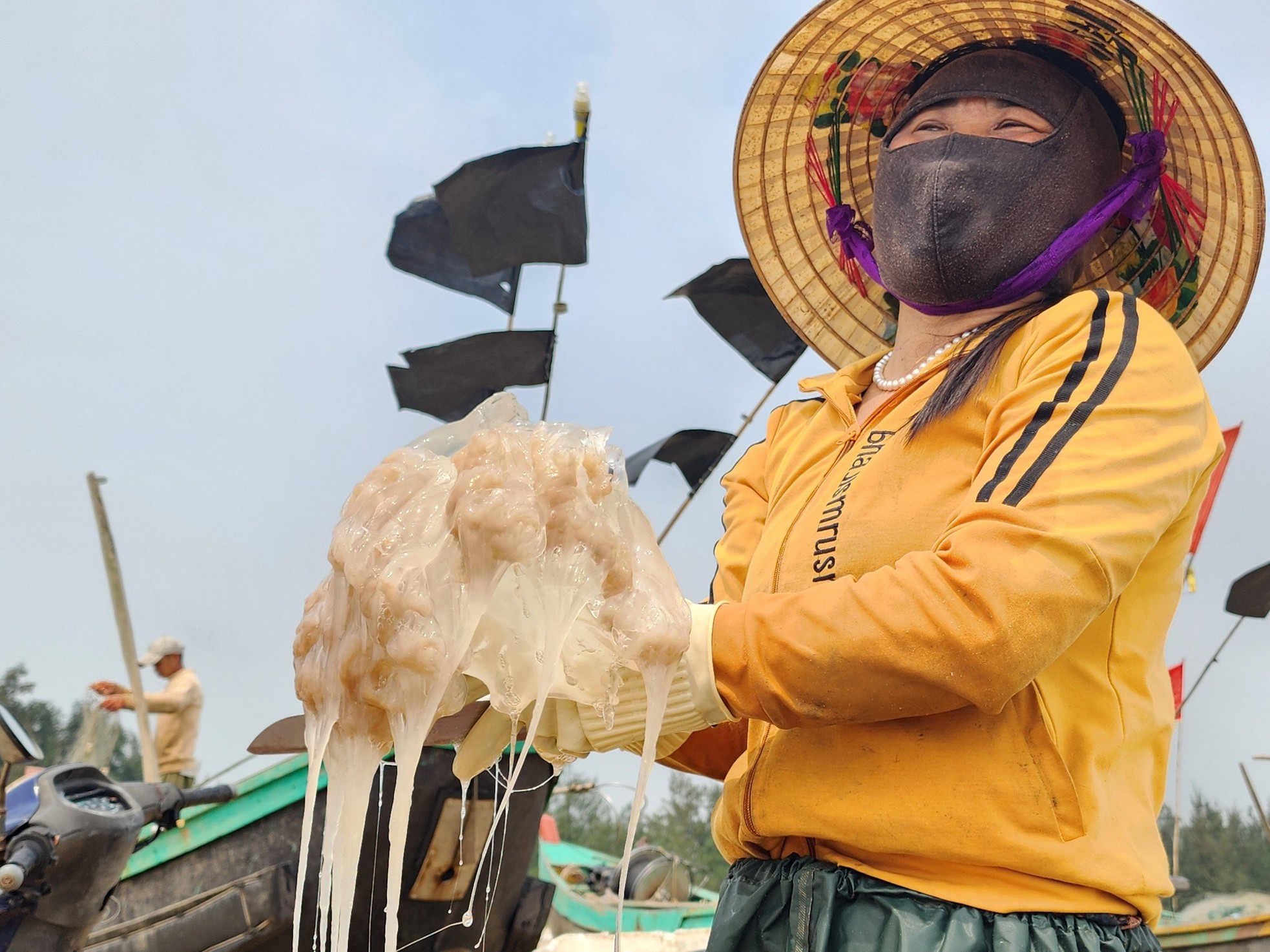 Ha Tinh fishermen harvest jellyfish during the jellyfish harvest season, earning millions every day photo 9