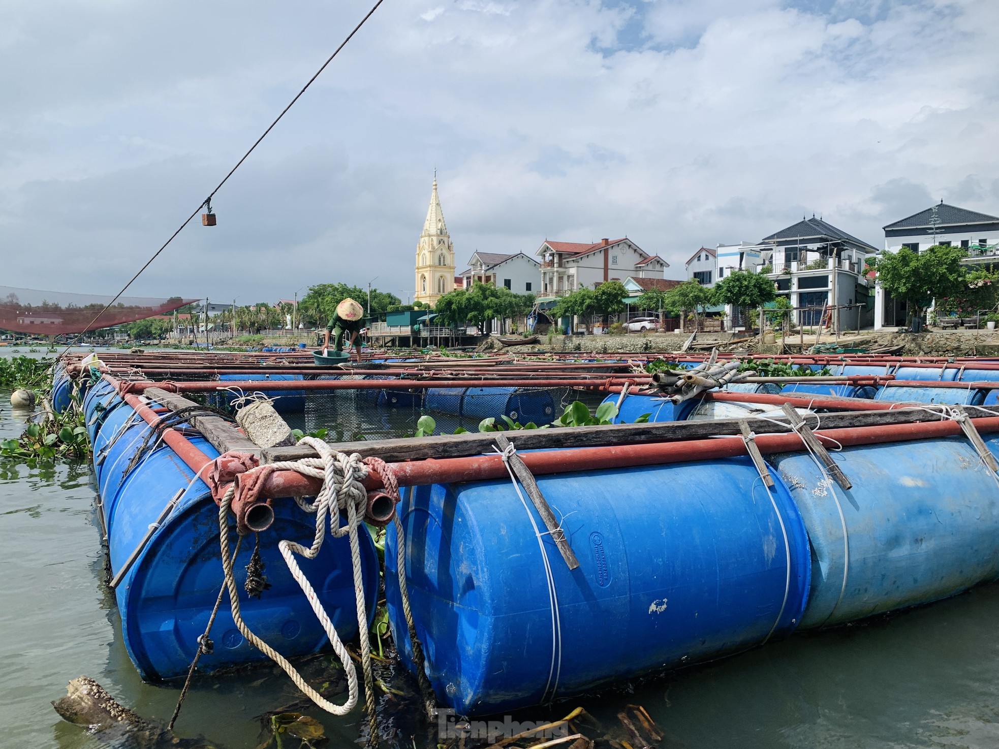 Người nuôi cá ở Hà Tĩnh hối hả gia cố lồng bè phòng chống mưa bão ảnh 13