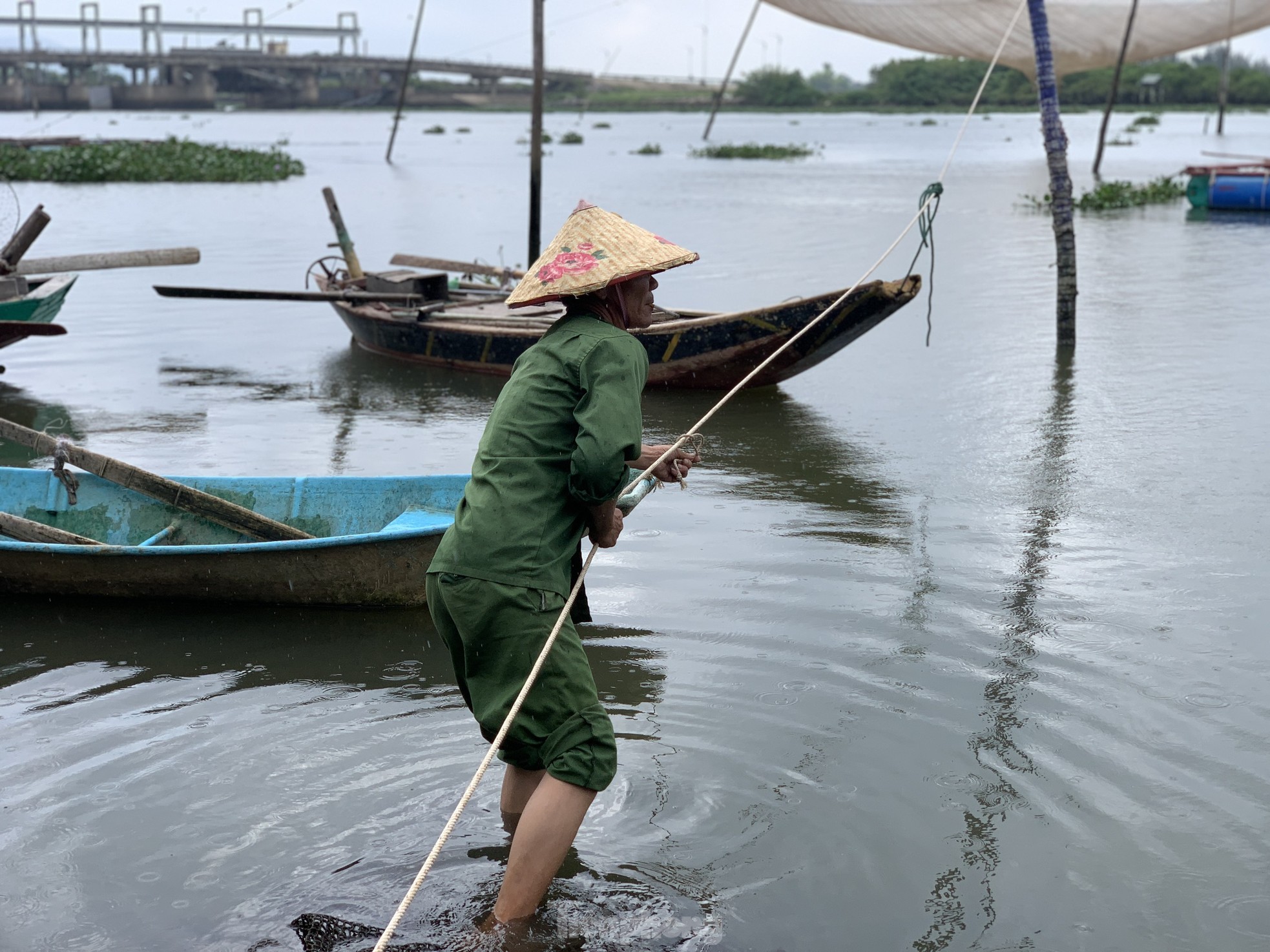 Người nuôi cá ở Hà Tĩnh hối hả gia cố lồng bè phòng chống mưa bão ảnh 3