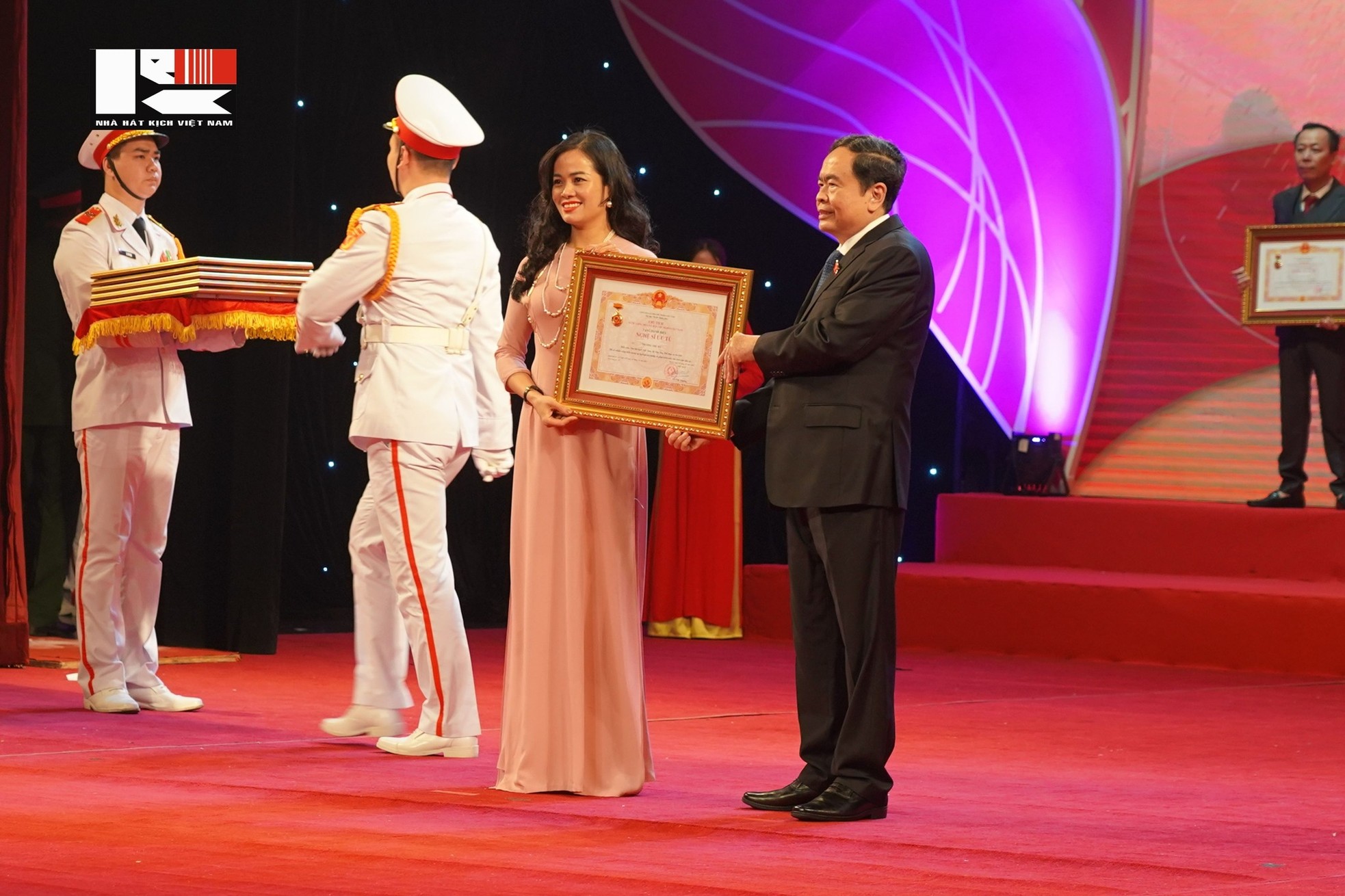 Bốn nghệ sĩ nhận danh hiệu NSND của Nhà hát Kịch Việt Nam ảnh 7