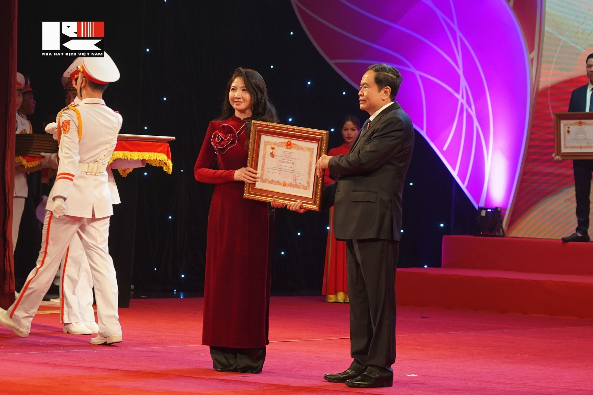 Bốn nghệ sĩ nhận danh hiệu NSND của Nhà hát Kịch Việt Nam ảnh 8