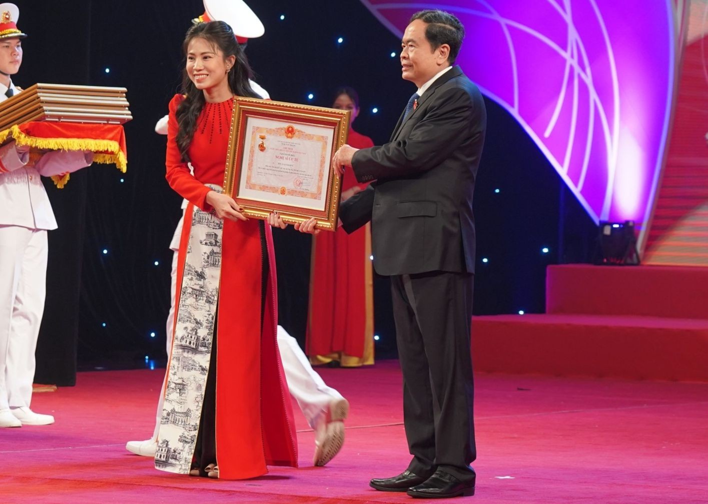 Bốn nghệ sĩ nhận danh hiệu NSND của Nhà hát Kịch Việt Nam ảnh 6