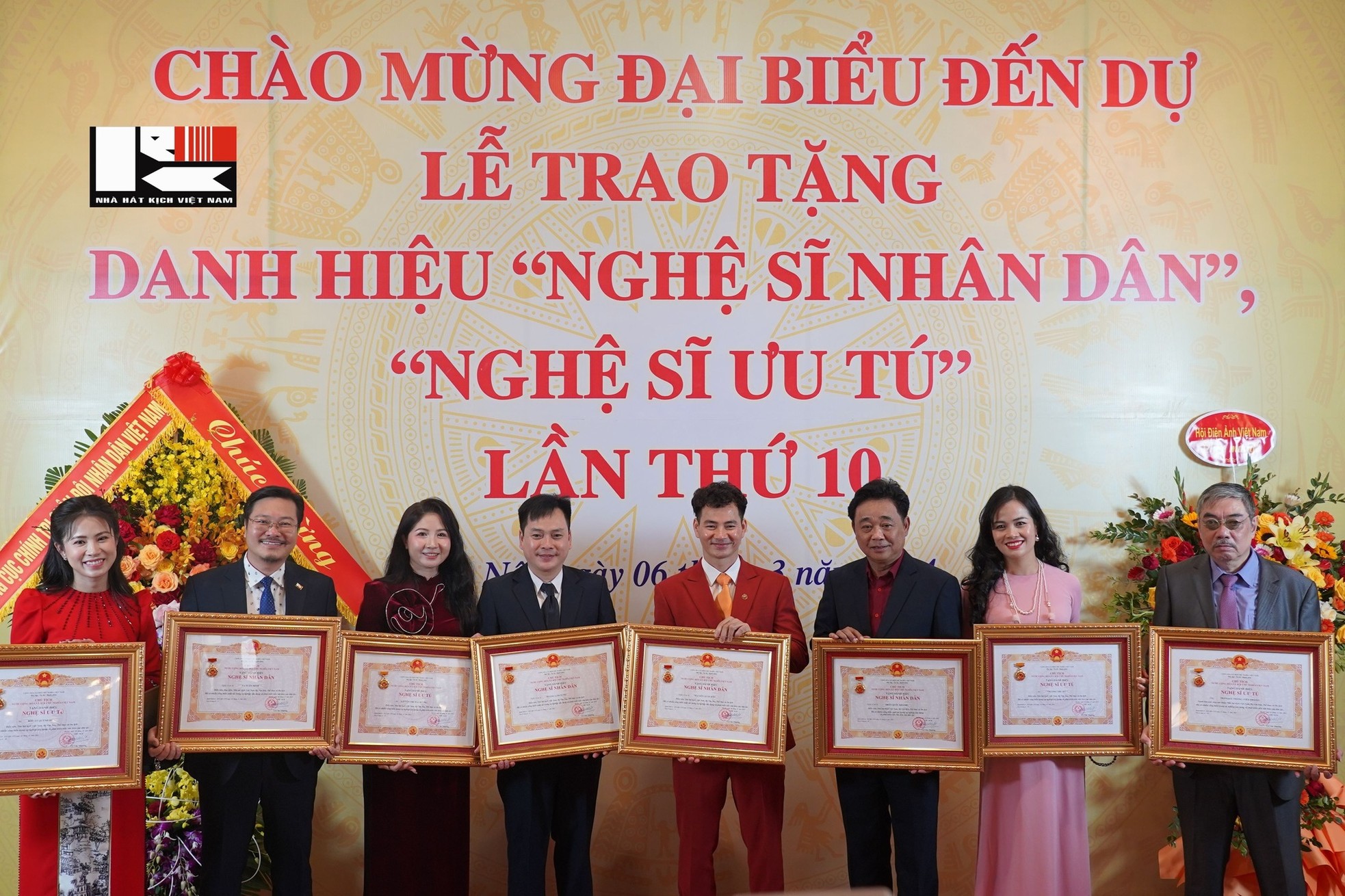 Bốn nghệ sĩ nhận danh hiệu NSND của Nhà hát Kịch Việt Nam ảnh 9