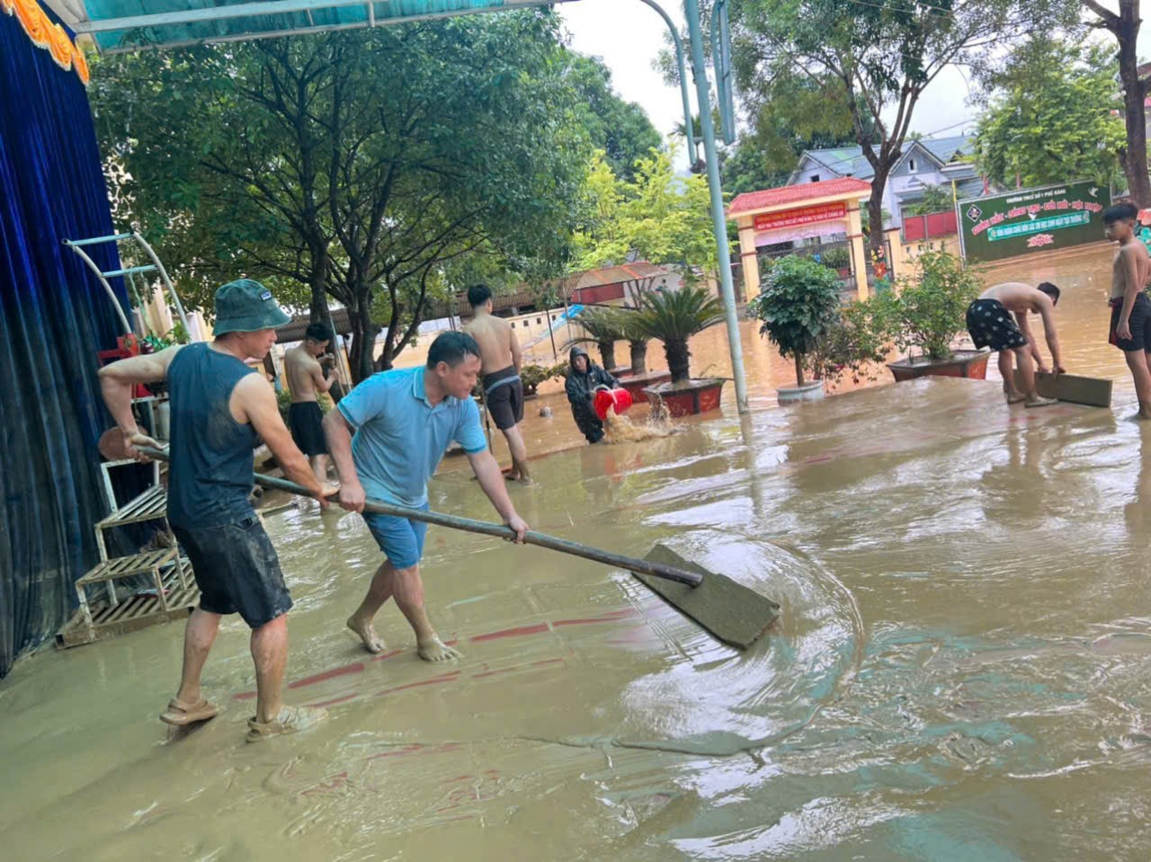 Làng Nủ sau lũ quét: Còn 8 học sinh bị thương, thầy cô oằn mình dọn bùn đất ảnh 2