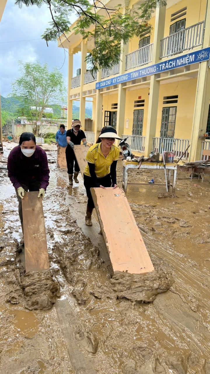 Làng Nủ sau lũ quét: Còn 8 học sinh bị thương, thầy cô oằn mình dọn bùn đất ảnh 5