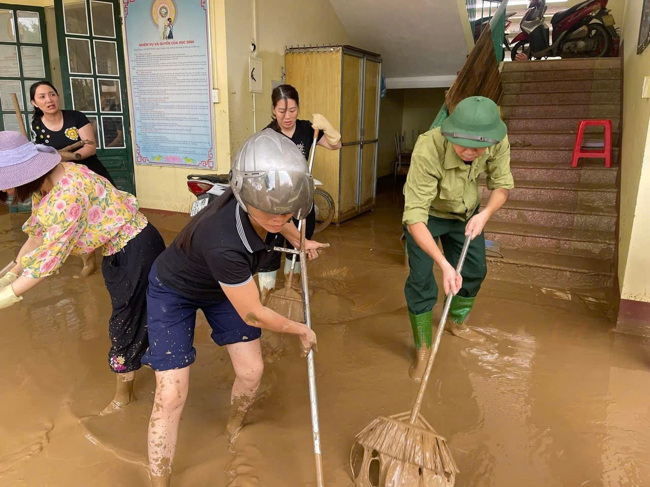 Làng Nủ sau lũ quét: Còn 8 học sinh bị thương, thầy cô oằn mình dọn bùn đất ảnh 3