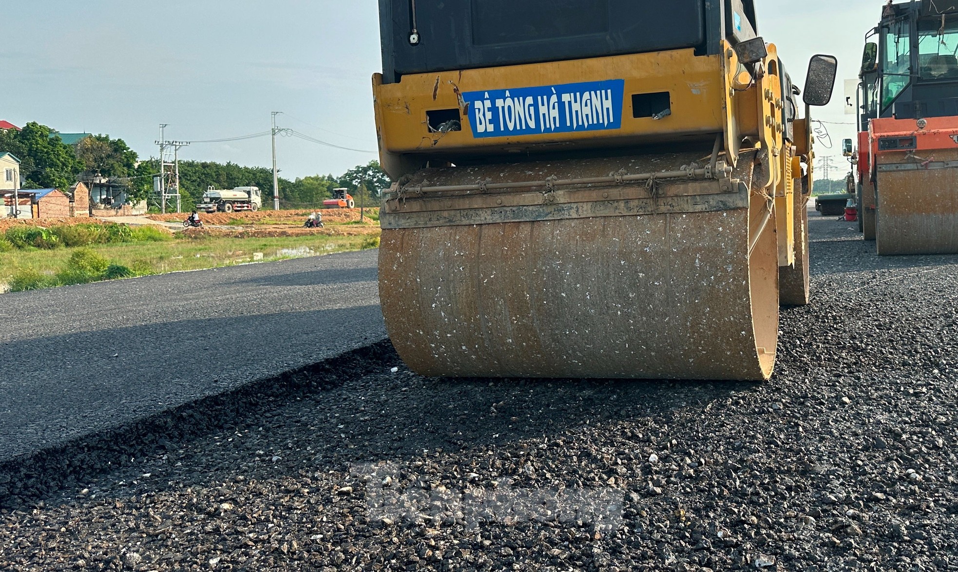 Đường Vành đai 4- Vùng Thủ đô với những km đầu tiên được thảm nhựa, hiện hình hài ảnh 5