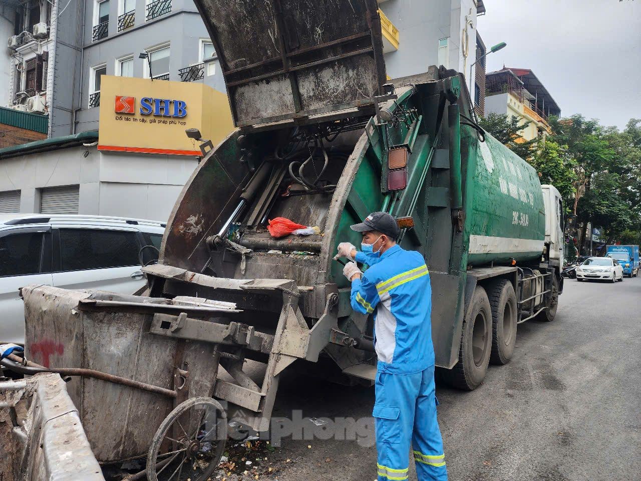 Hà Nội: Bãi vật liệu xây dựng, rác thải bao vây khu dân cư ảnh 8