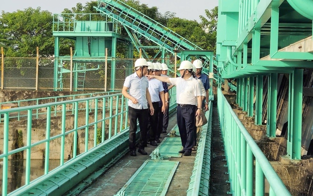 Hà Nội hối hả nạo vét cống ngầm, hạ mực nước 'chết' tại các ao hồ để đối phó với bão số 3 ảnh 5