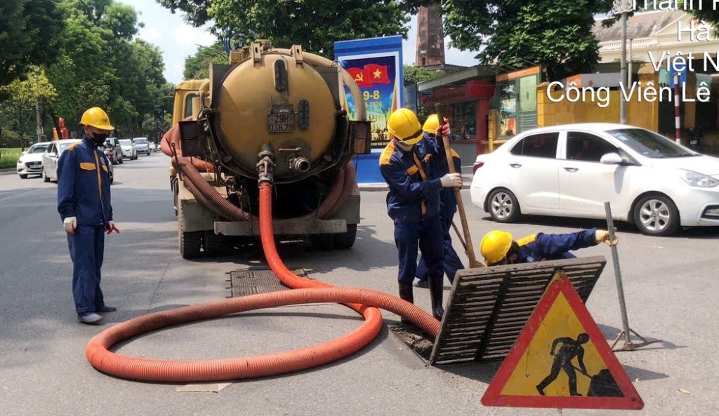 Hà Nội hối hả nạo vét cống ngầm, hạ mực nước 'chết' tại các ao hồ để đối phó với bão số 3 ảnh 8