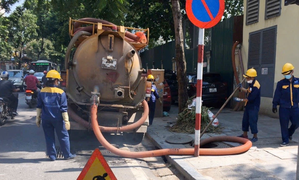 Hà Nội hối hả nạo vét cống ngầm, hạ mực nước 'chết' tại các ao hồ để đối phó với bão số 3 ảnh 9