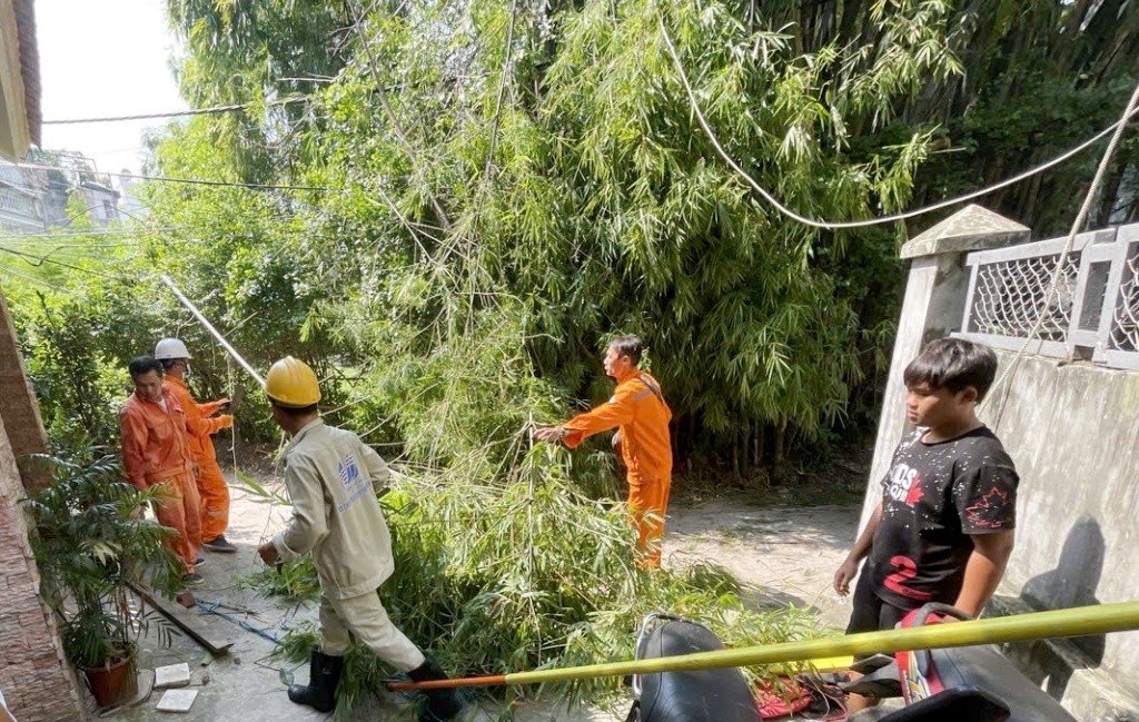 Hà Nội hối hả nạo vét cống ngầm, hạ mực nước 'chết' tại các ao hồ để đối phó với bão số 3 ảnh 10