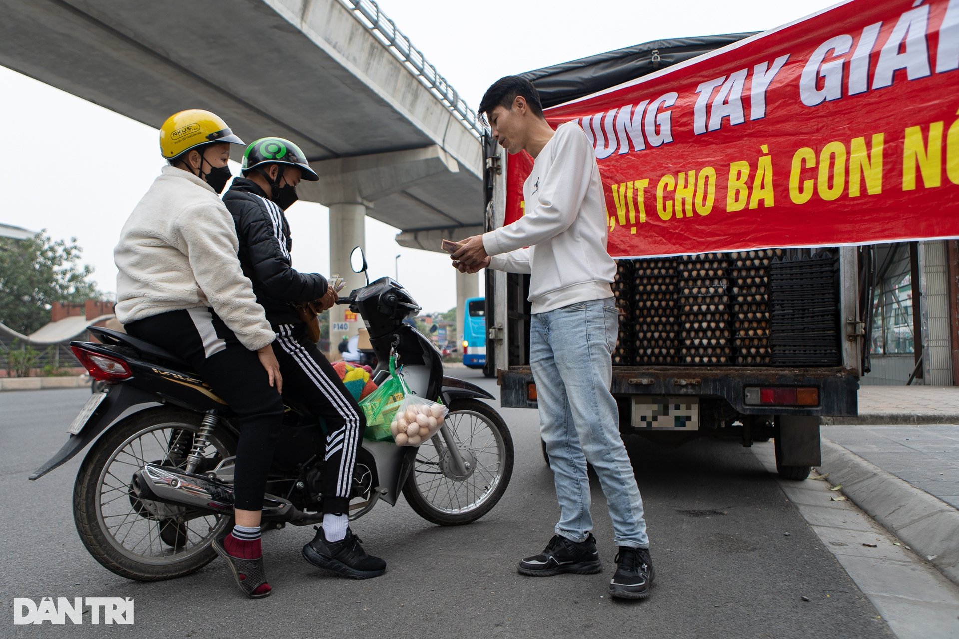 Sự thật chiêu 'giải cứu' trứng gà giá siêu rẻ bán tràn vỉa hè Hà Nội ảnh 6