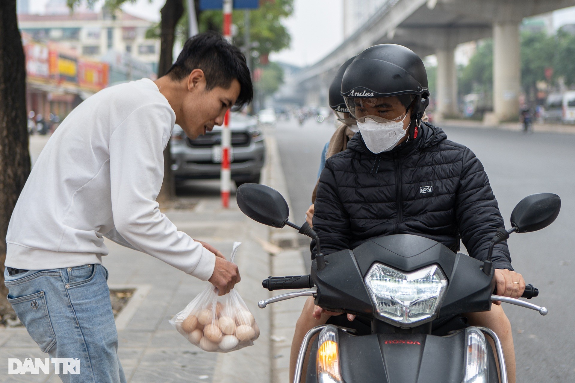 Sự thật chiêu 'giải cứu' trứng gà giá siêu rẻ bán tràn vỉa hè Hà Nội ảnh 5